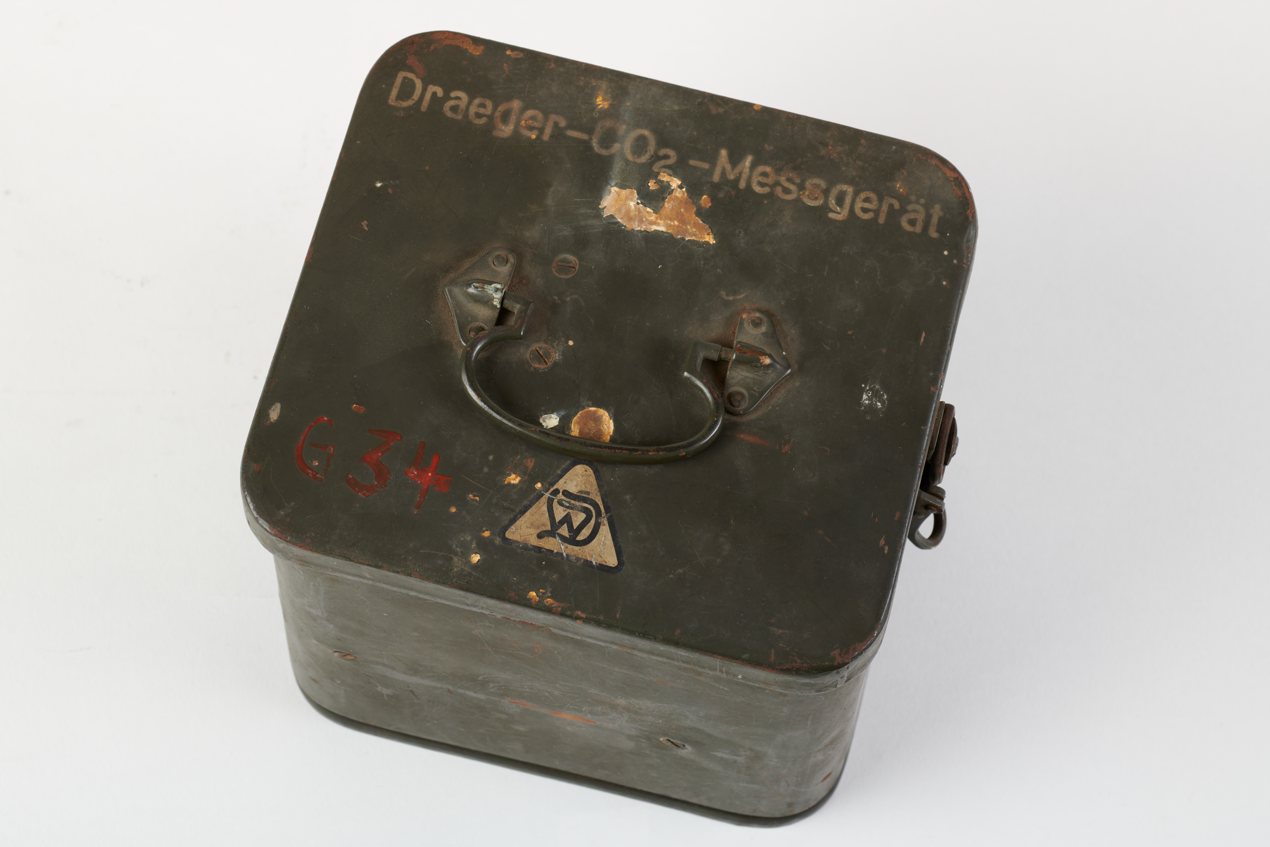 Gerät zum Messen von Kohlendioxid in der Atemluft, hier: Transportbehälter aus Blech. Fotografie: Amadeus Bramsiepe und Jonas Zilius.
