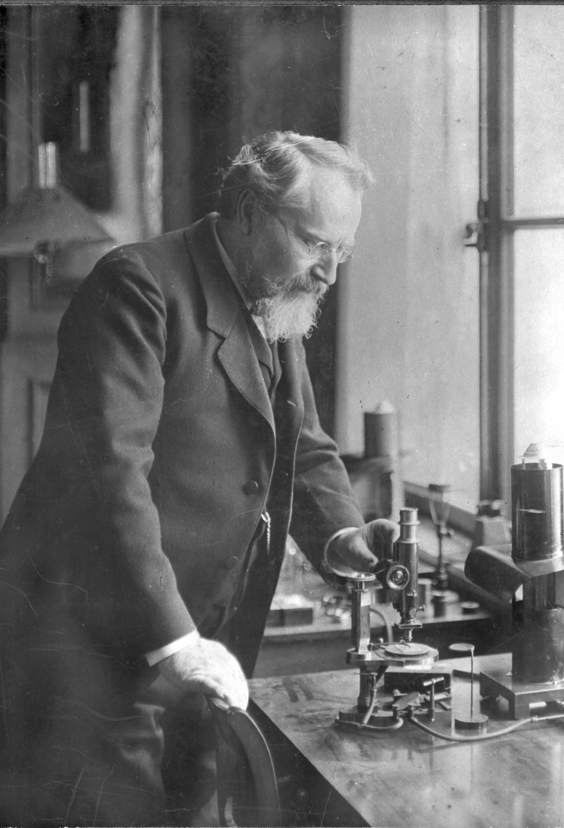 Otto Lehmann an dem in der Ausstellung gezeigten Polarisationsmikroskop, ca. 1915, Fotografie unbekannter Urheberschaft. KIT-Archiv 27059/8.