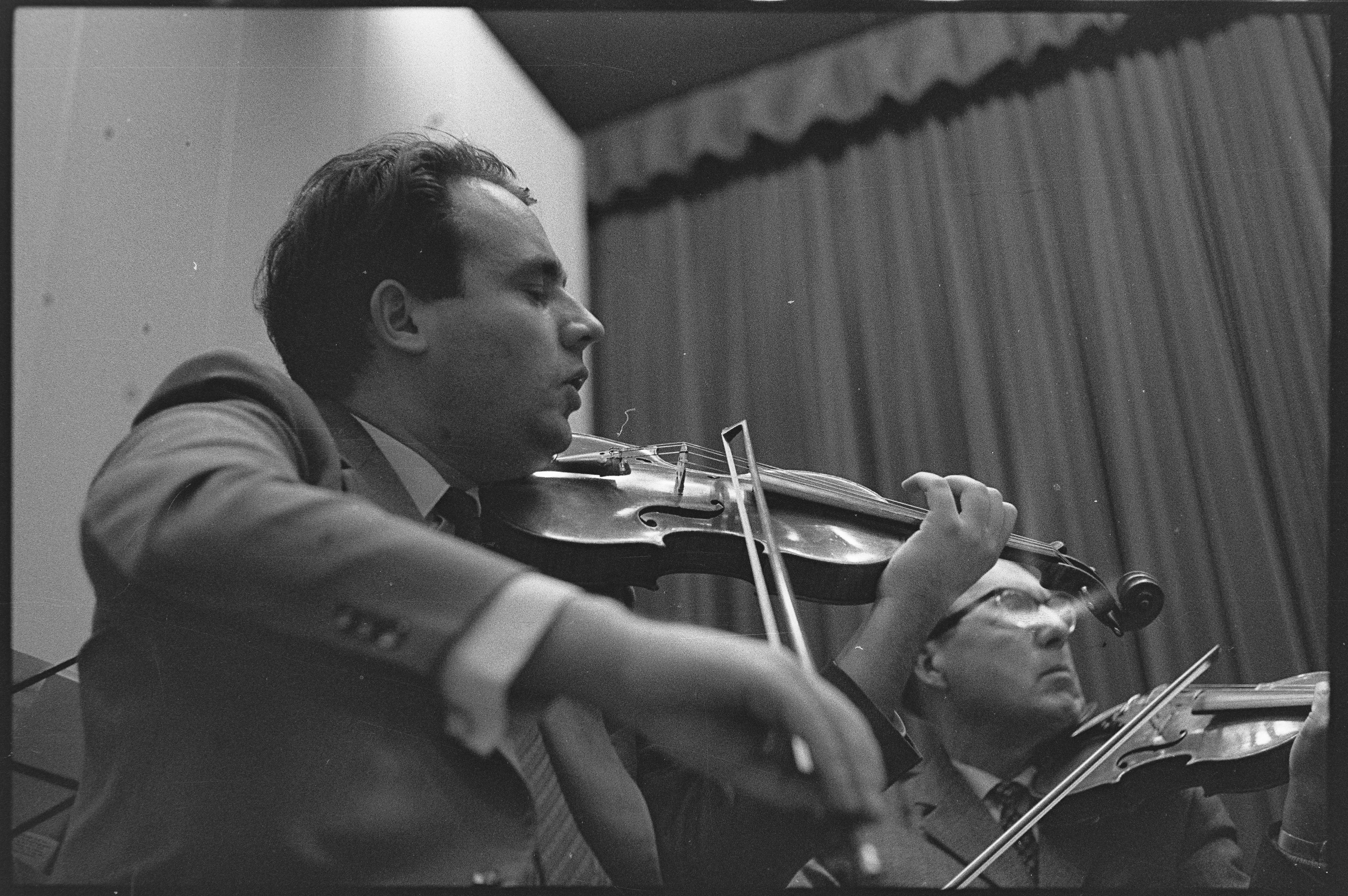 Participant at a concert of the chamber orchestra at the Karlsruhe Nuclear Research Center, February 4, 1965, photographer unknown. KIT Archives 28028/18727.