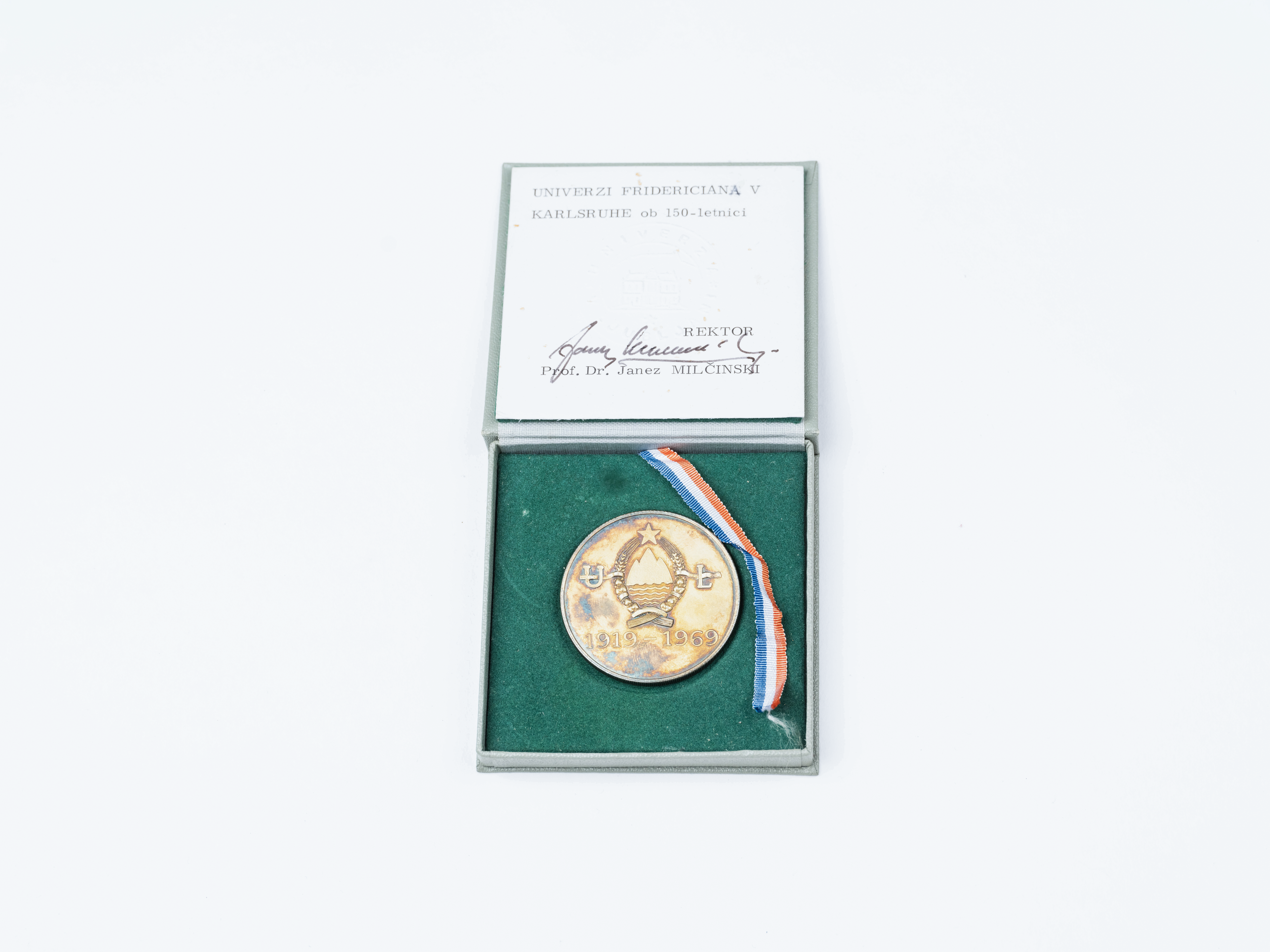 Medal on the 50th anniversary of the University of Ljubljana in Slovenia, reverse. KIT Archives 28502/27. Photograph: Amadeus Bramsiepe and Jonas Zilius.