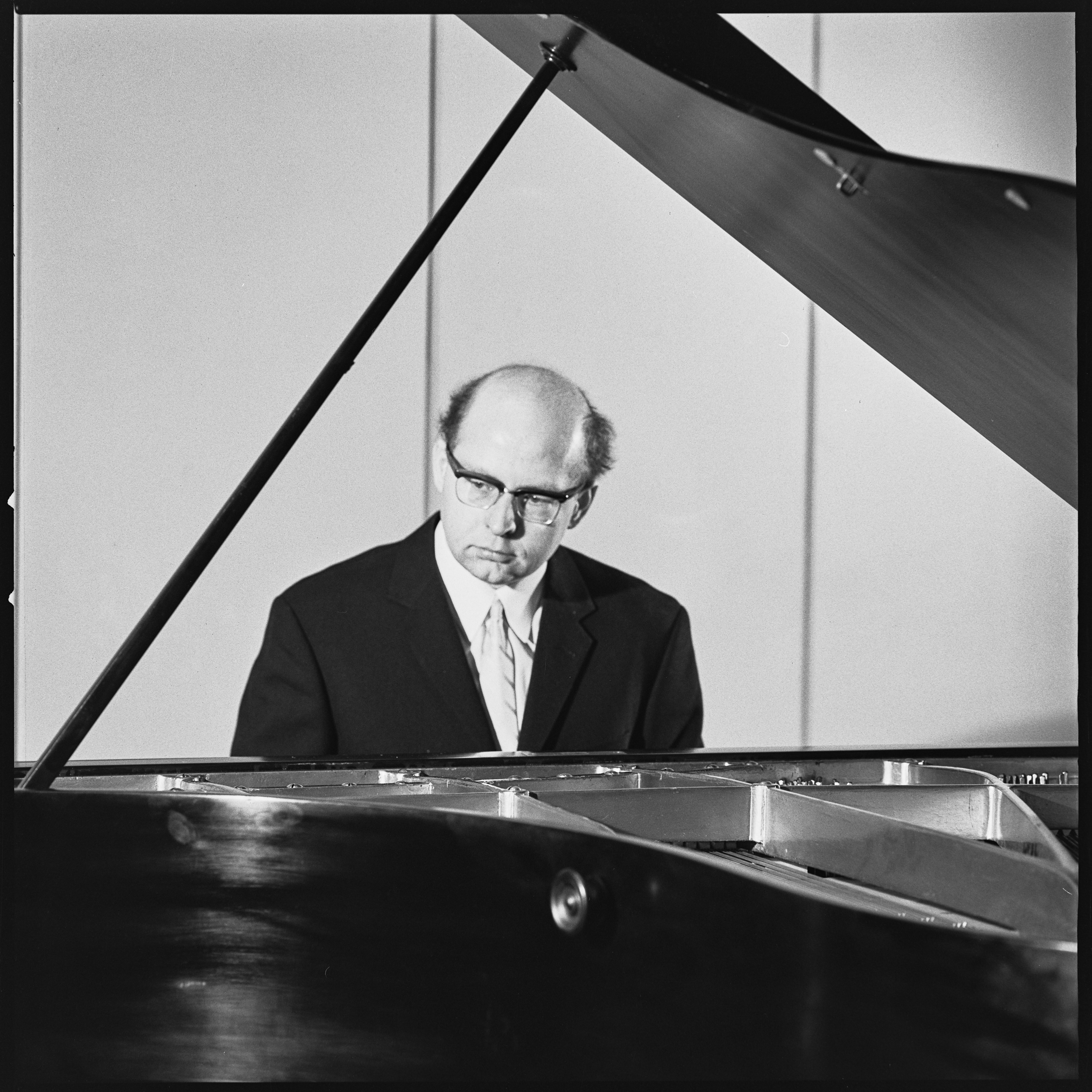 The conductor of the chamber orchestra at the Karlsruhe Nuclear Research Center, Walter Bauer, March 21, 1969, photographer unknown. KIT Archives 28028/04610.