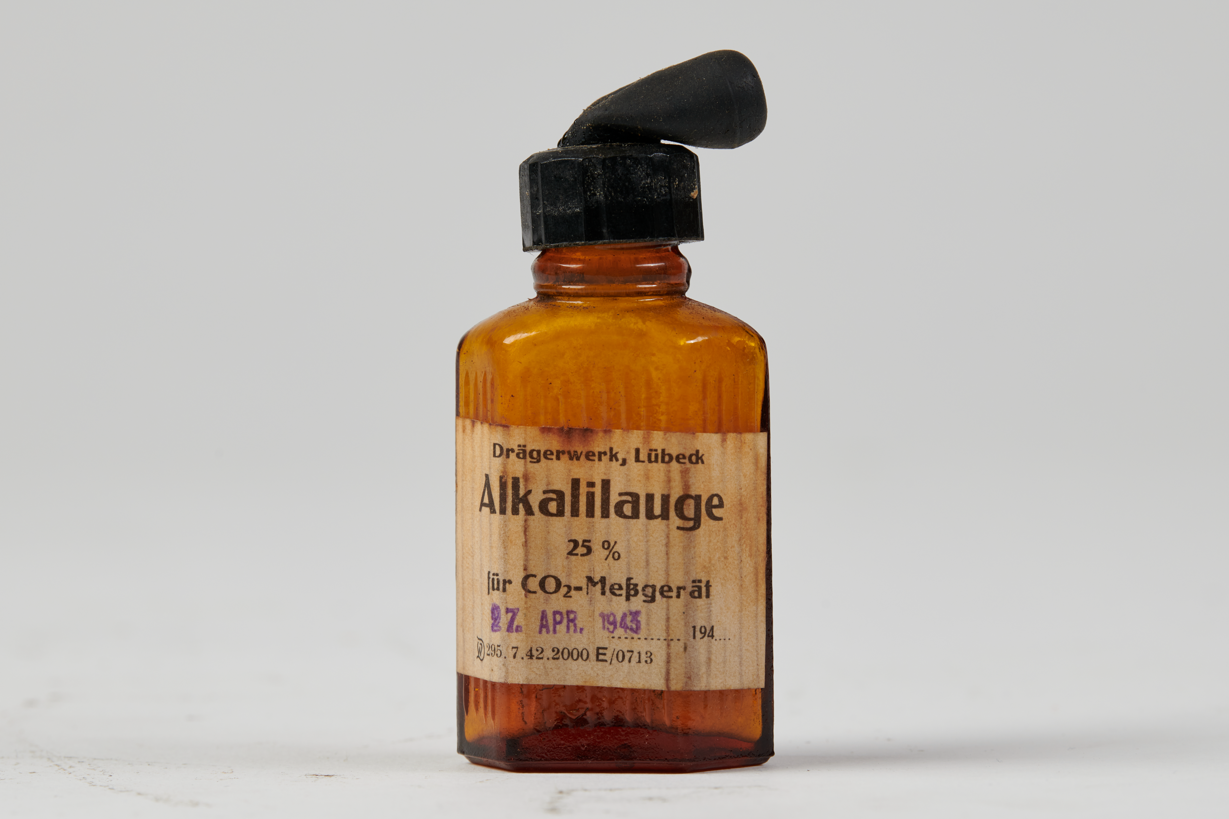 Gerät zum Messen von Kohlendioxid in der Atemluft, hier: Tropfflasche mit Alkalilauge. Fotografie: Amadeus Bramsiepe und Jonas Zilius.