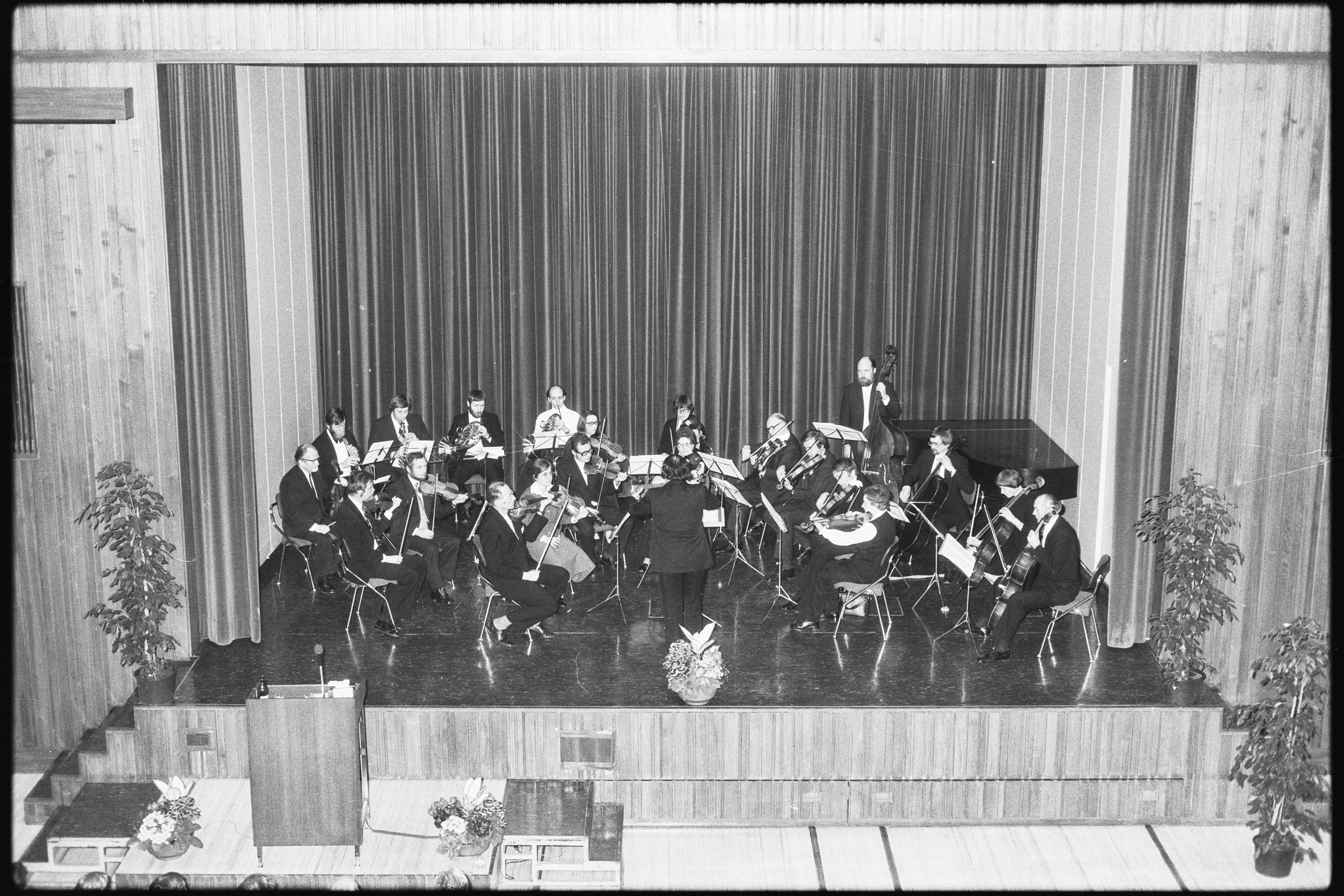 Concert by the chamber orchestra at the Karlsruhe Nuclear Research Center at the symposium on the 100th birthday of Otto Hahn, March 22, 1979, photographer unknown. KIT Archives 28028/06258.