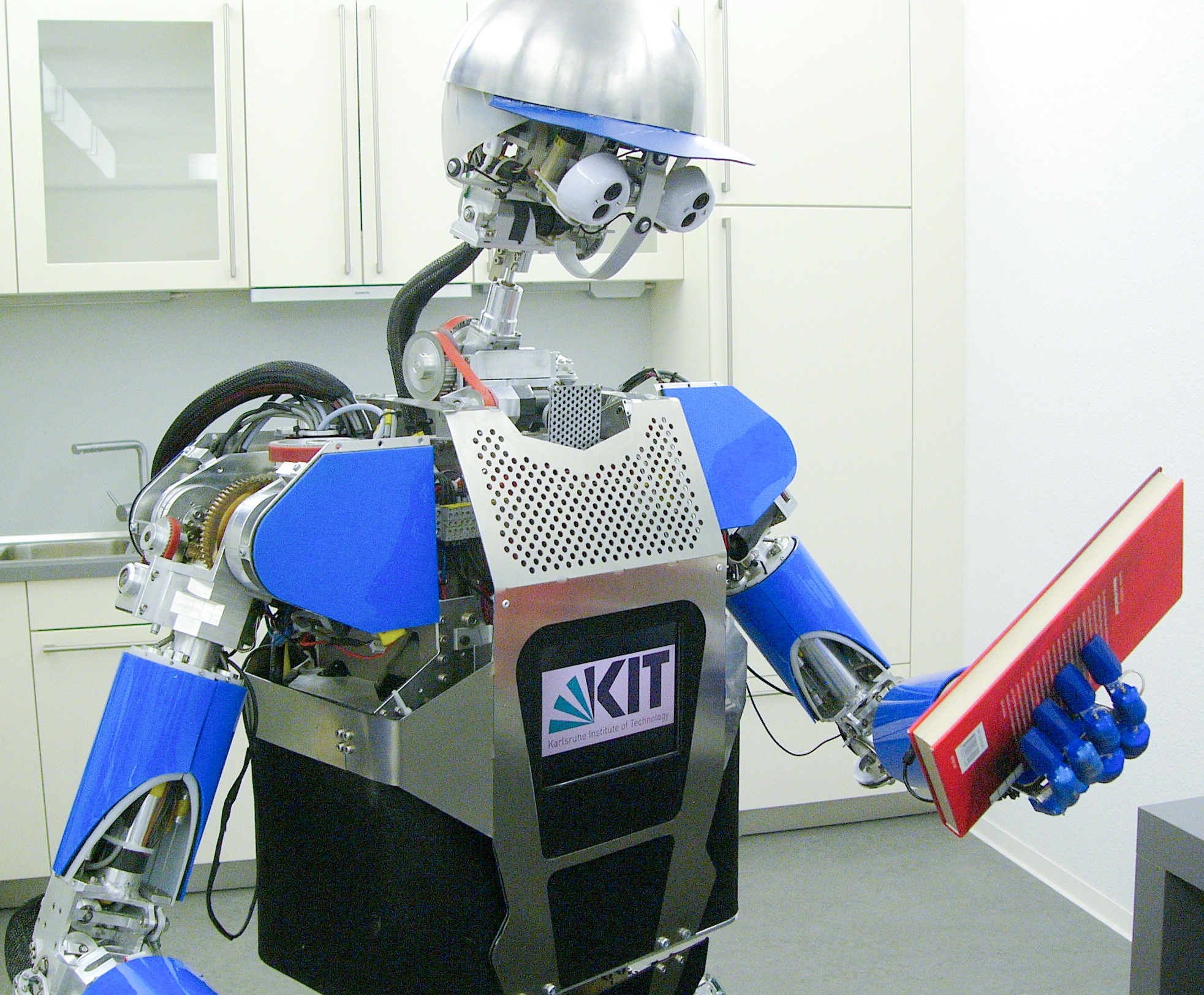 ARMAR III robot in the model kitchen at the Institute of Anthropomatics and Robotics. Copyright: Karlsruhe Institute of Technology.