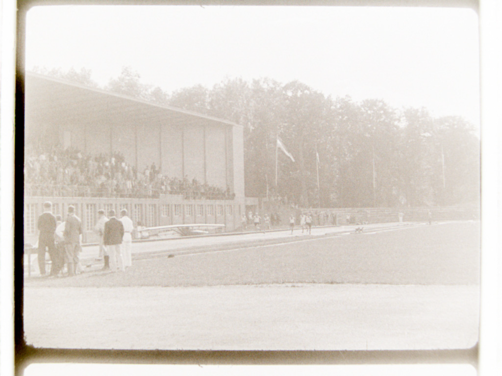 Presentation of an Akaflieg Karlsruhe glider at a sports festival of Karlsruhe Polytechnic, approx. 1930, film image. KIT Archives 28501/1.