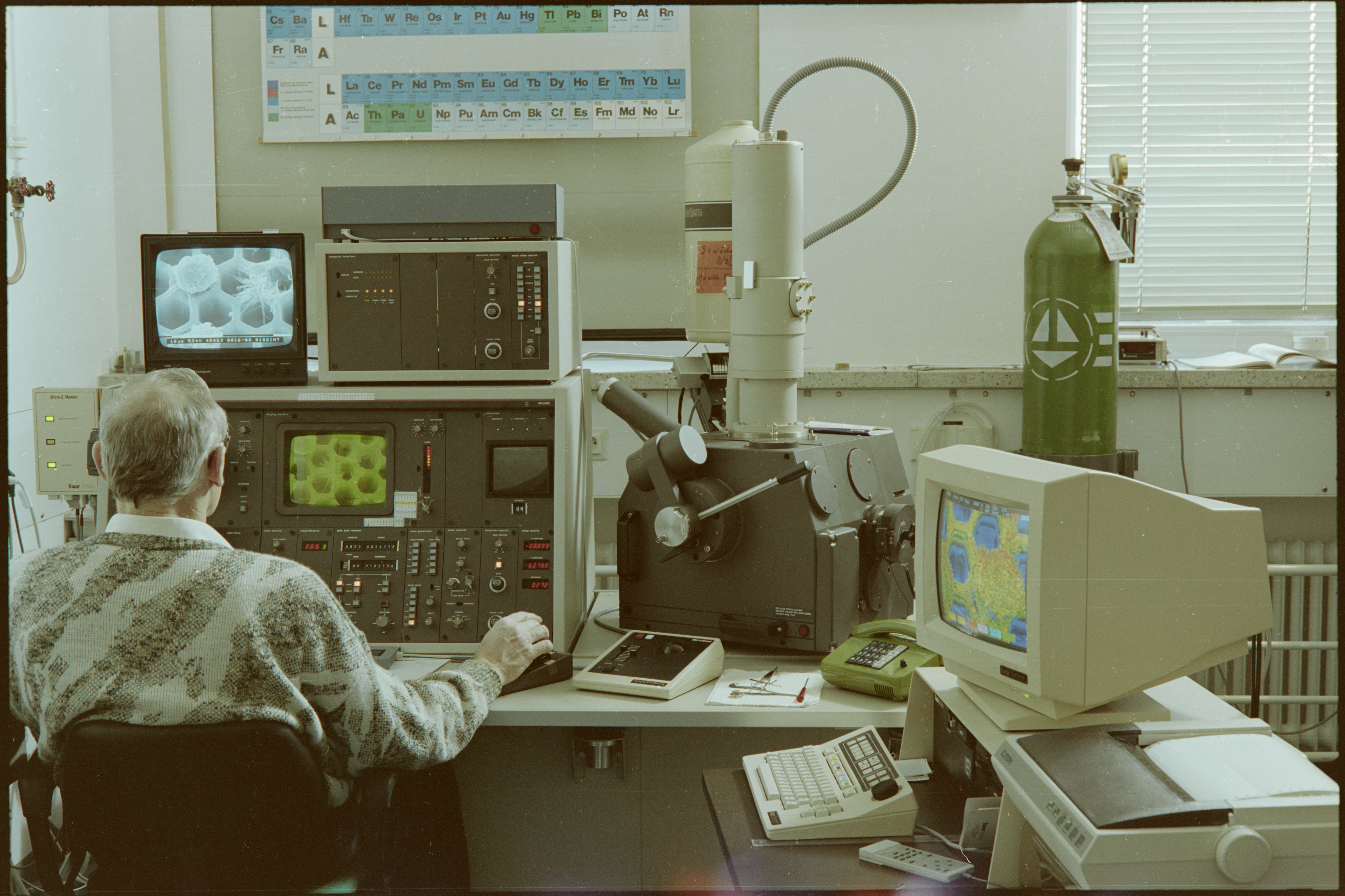 Electron microscope at the Institute of Microstructure Technology at Karlsruhe Nuclear Research Center, January 1990, photographer unknown. KIT Archives 28028/16741.
