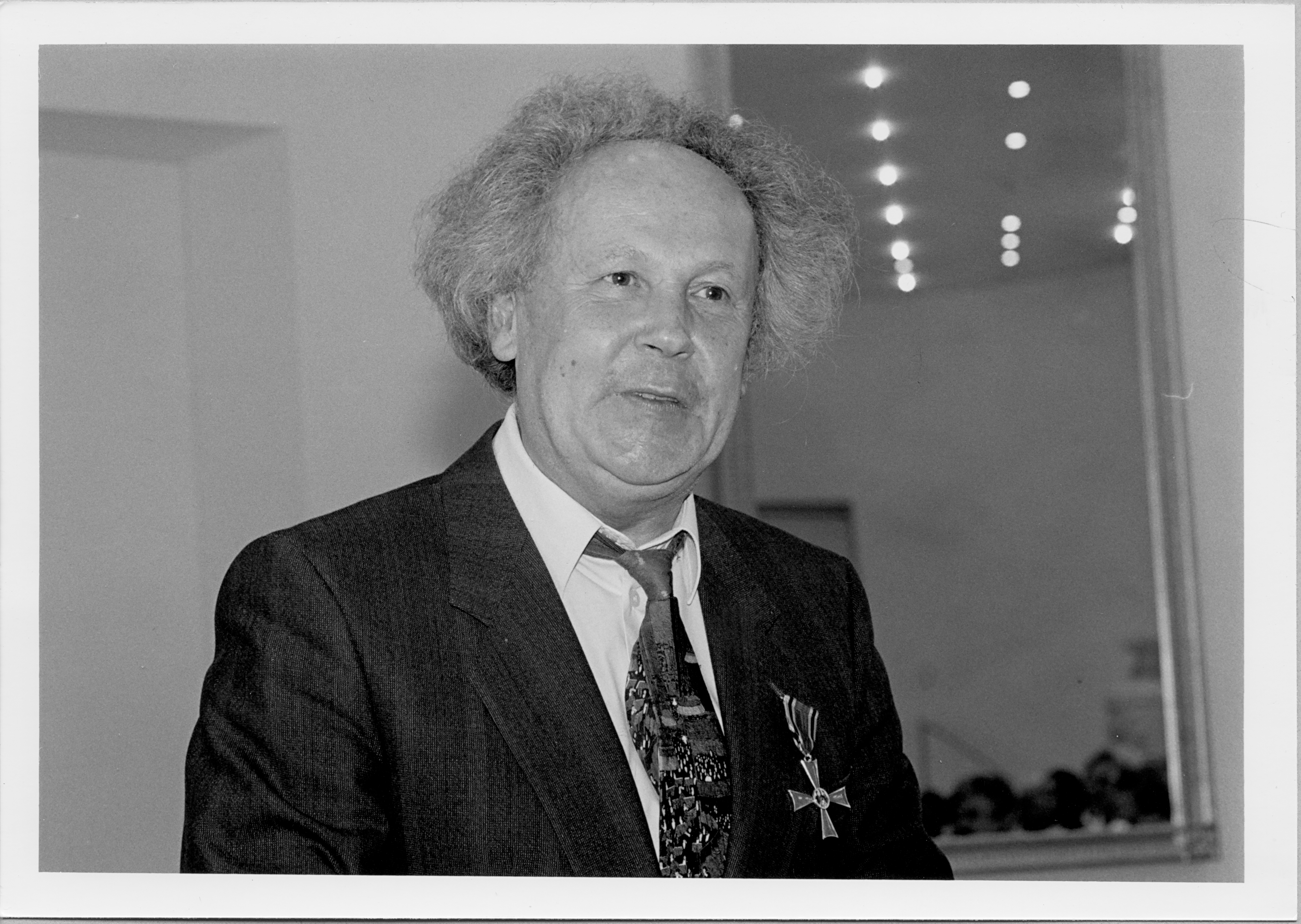 Dieter Köhnlein, director of the symphony orchestra and the chamber orchestra at Karlsruhe University after being awarded the Federal Cross of Merit on Ribbon, 1995, photograph: Uli Deck. KIT Archives 28010/I 2534.