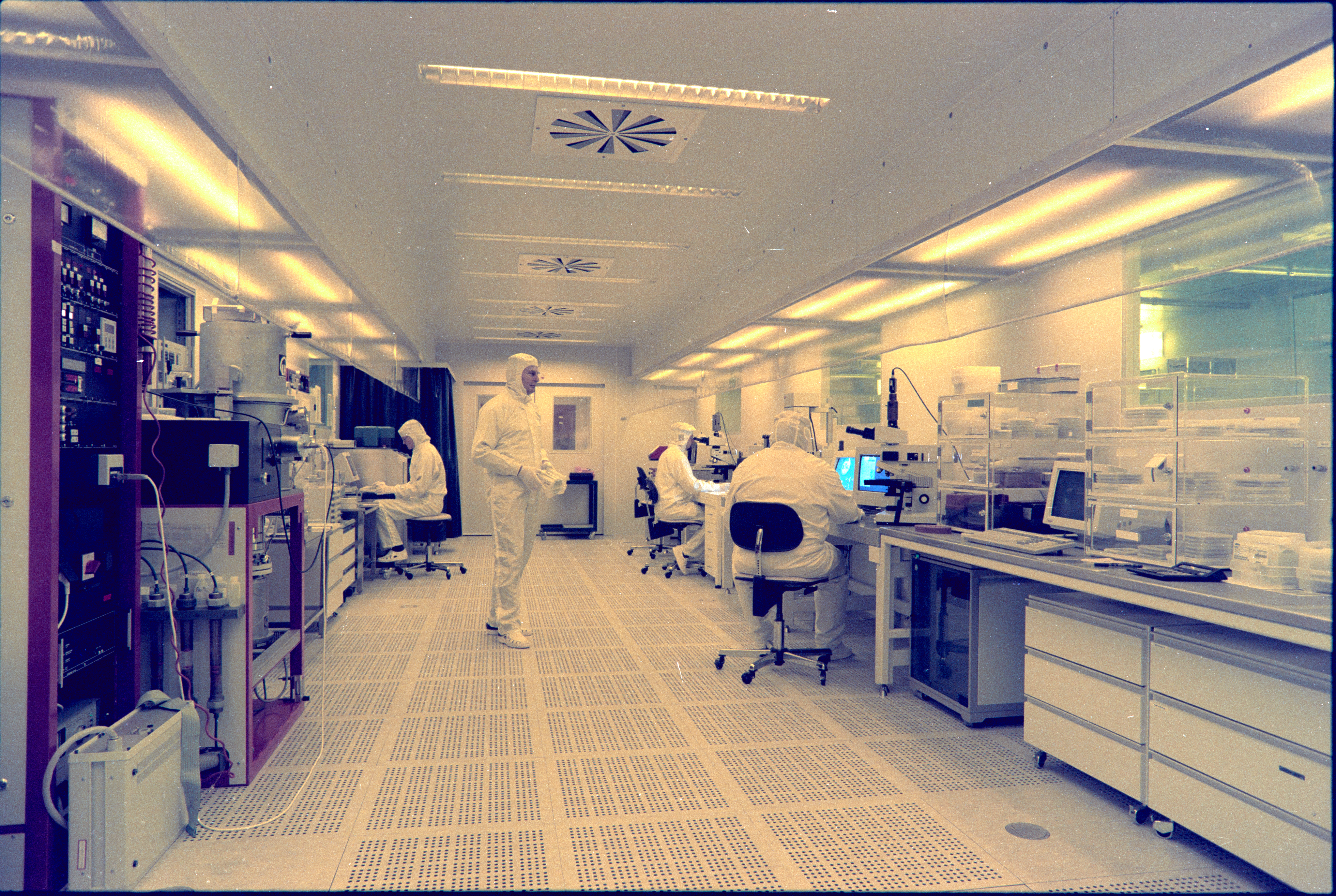 Clean room used for microfabrication at the Institute for Microstructure Technology at Karlsruhe Research Center, November 14, 1995, photographer unknown. KIT Archives 28028/10190.