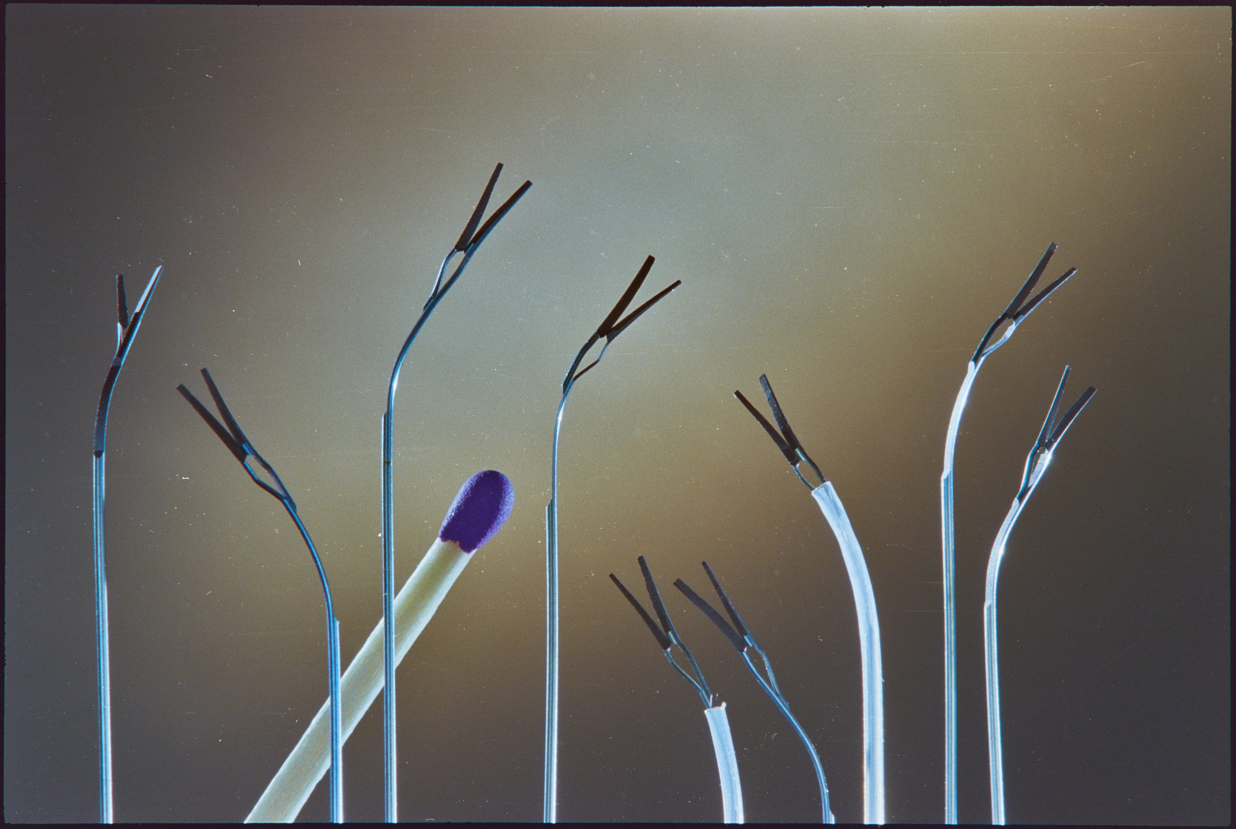Microscissors for minimally invasive surgery developed by the Institute of Microstructure Technology at Karlsruhe Research Center, October 1996, photographer unknown. KIT Archives 28028/10682.