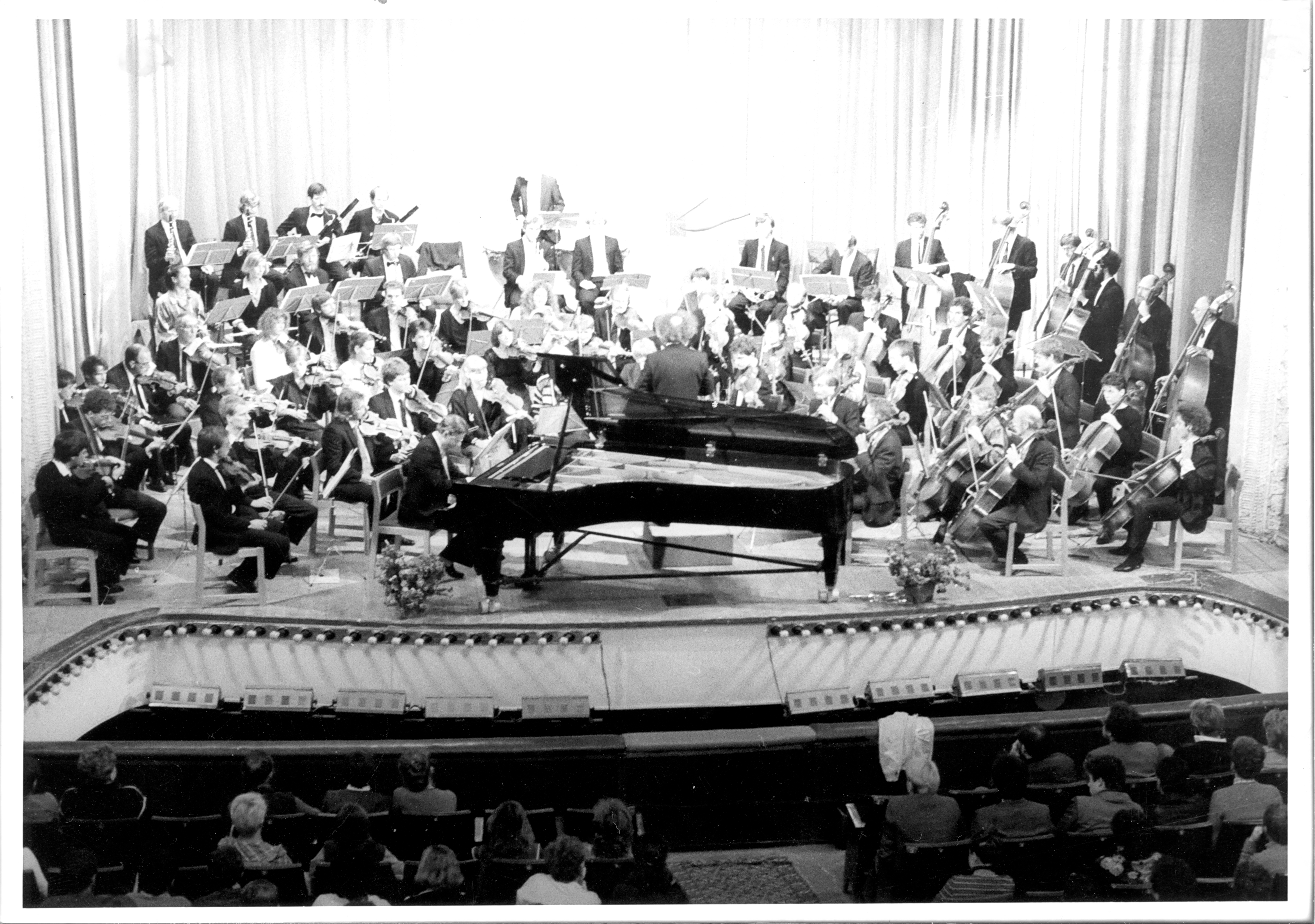 The Karlsruhe University Orchestra conducted by Dieter Köhnlein at a concert in Krasnodar, 1986, photographer unknown. KIT Archives 28010/I 3862.