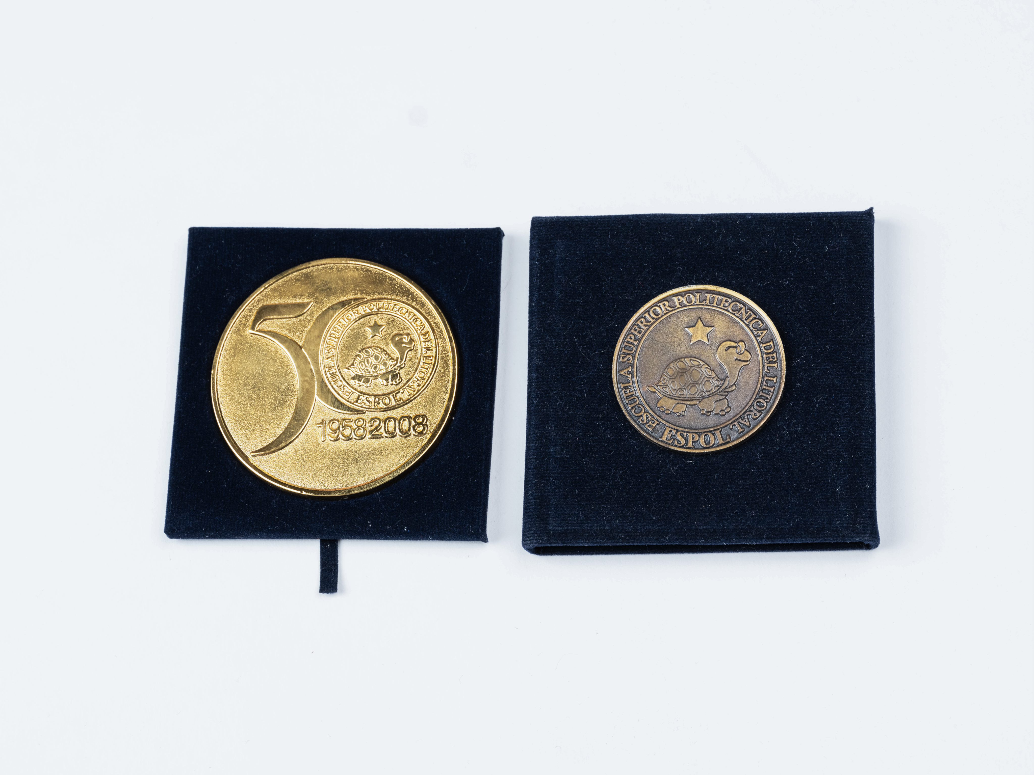 Two medals commemorating the 50th anniversary of the Escuela Superior Politécnica del Litoral (ESPOL) in Ecuador. KIT Archives. Photograph: Amadeus Bramsiepe and Jonas Zilius.