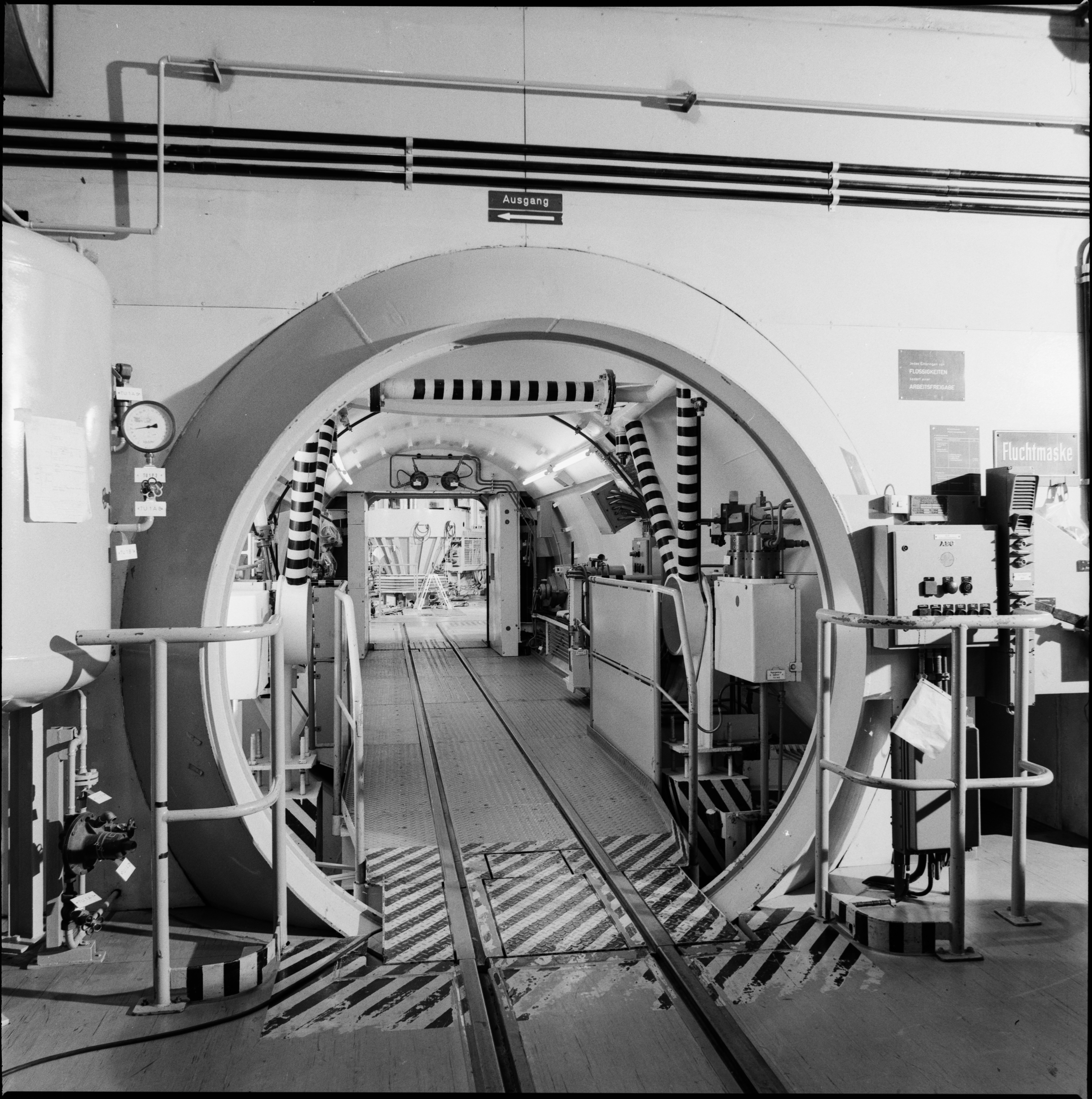 Airlock passage to the reactor hall of the Compact Sodium-Cooled Nuclear Energy Plant at Karlsruhe Nuclear Research Center, March 16, 1976, photographer unknown. KIT Archives 28028/03753.