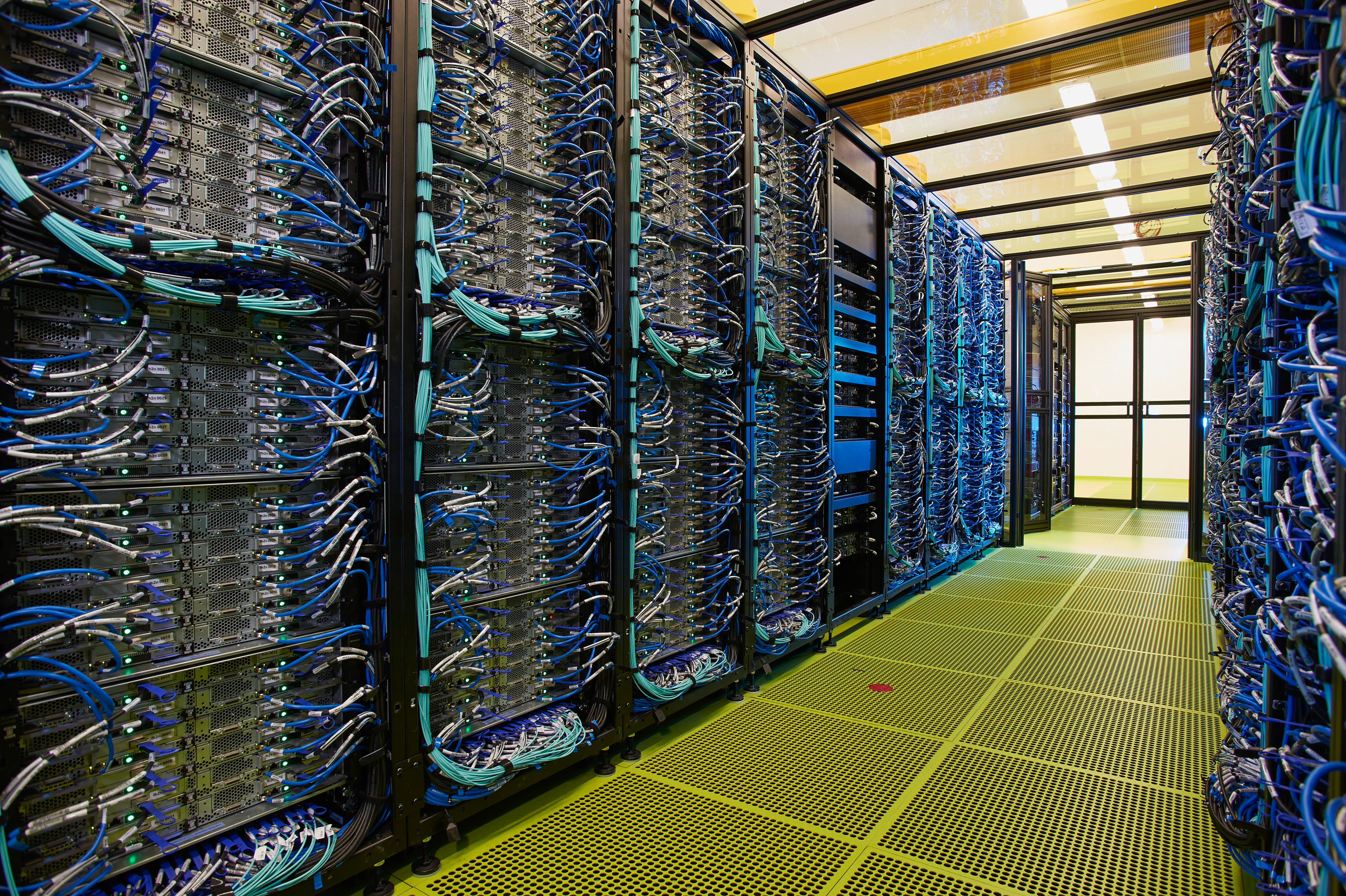 Verkabelung von Rechnereinheiten im Rechenzentrum des KIT, 2016. Bildrechte: Karlsruher Institut für Technologie.