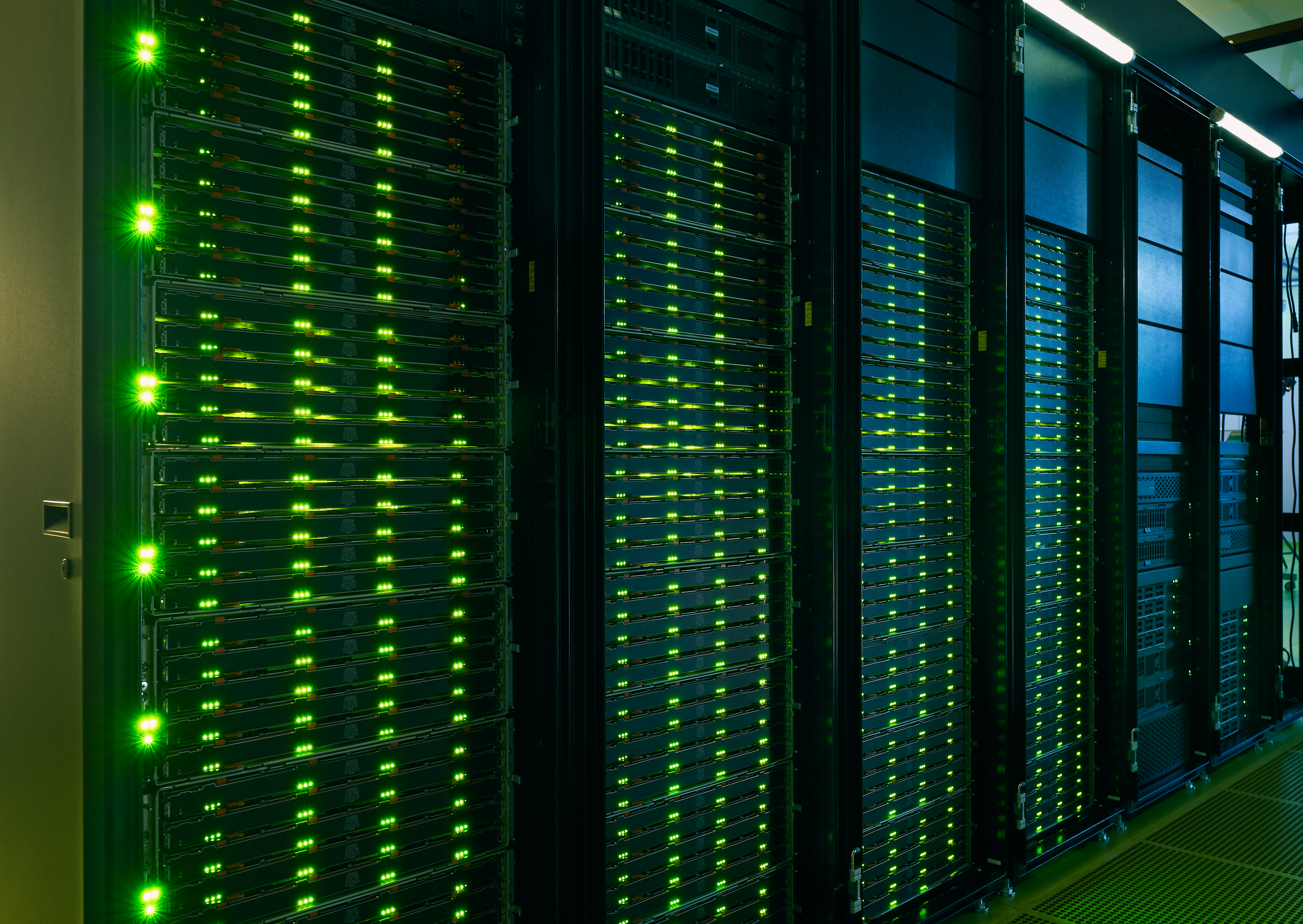 Rechnerschränke im Rechenzentrum des KIT, 2020. Bildrechte: Karlsruher Institut für Technologie.