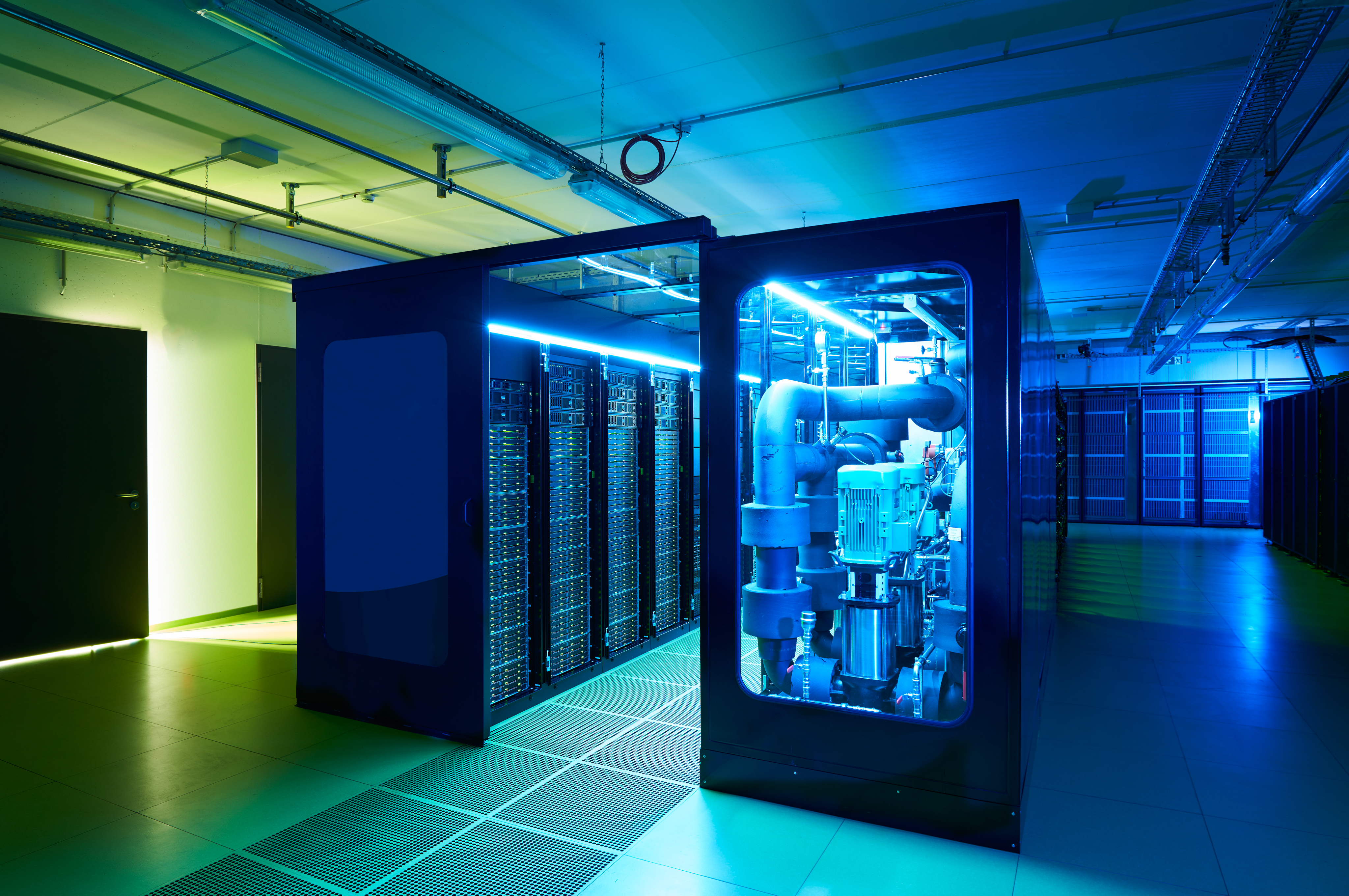 Kühlaggregat und Rechnereinheiten im Rechenzentrum des KIT, 2021. Bildrechte: Karlsruher Institut für Technologie.