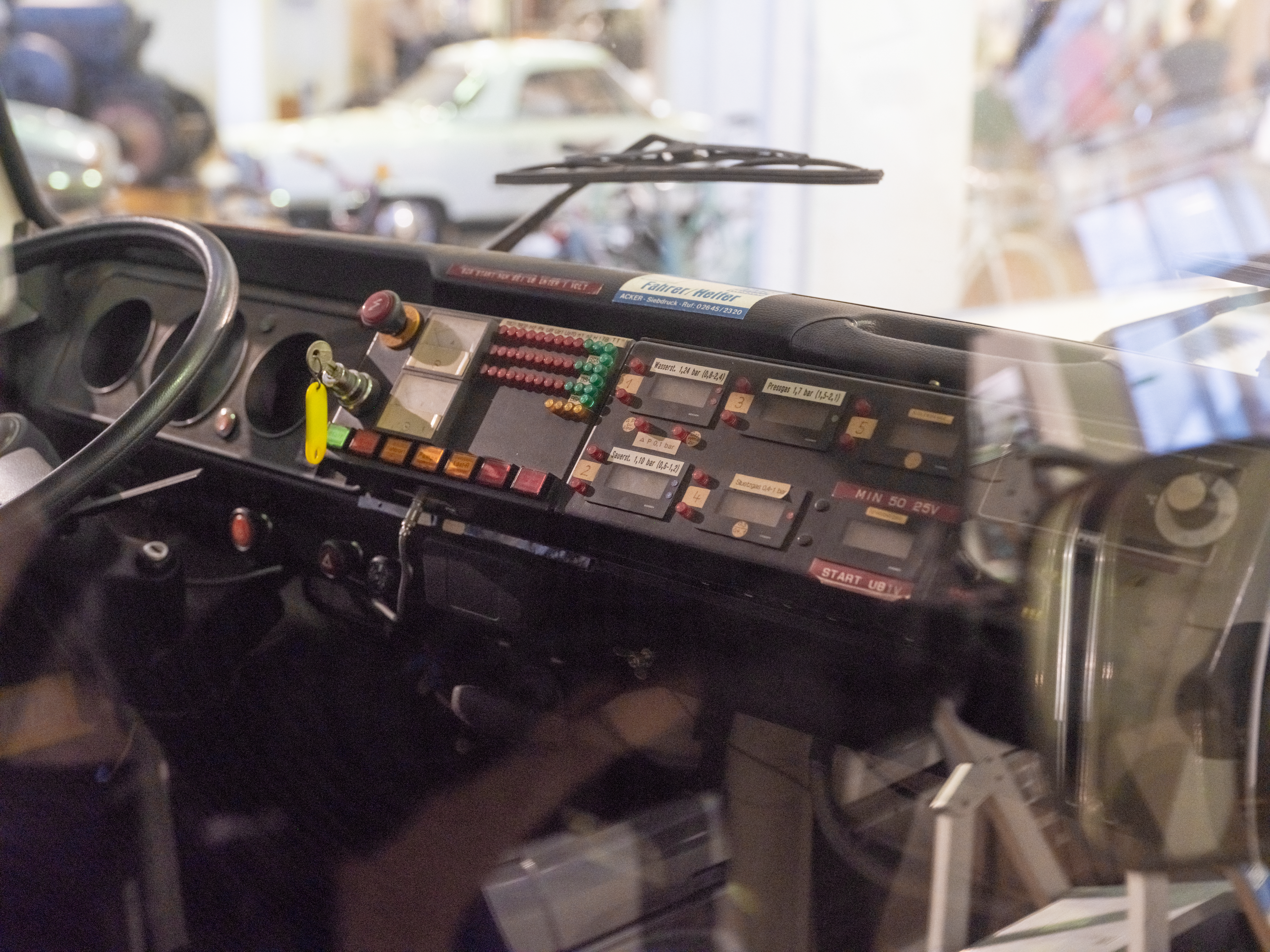 Das modifizierte Armaturenbrett des Wasserstoffversuchsfahrzeugs, Aufnahme 2024. Fotografie: Amadeus Bramsiepe.