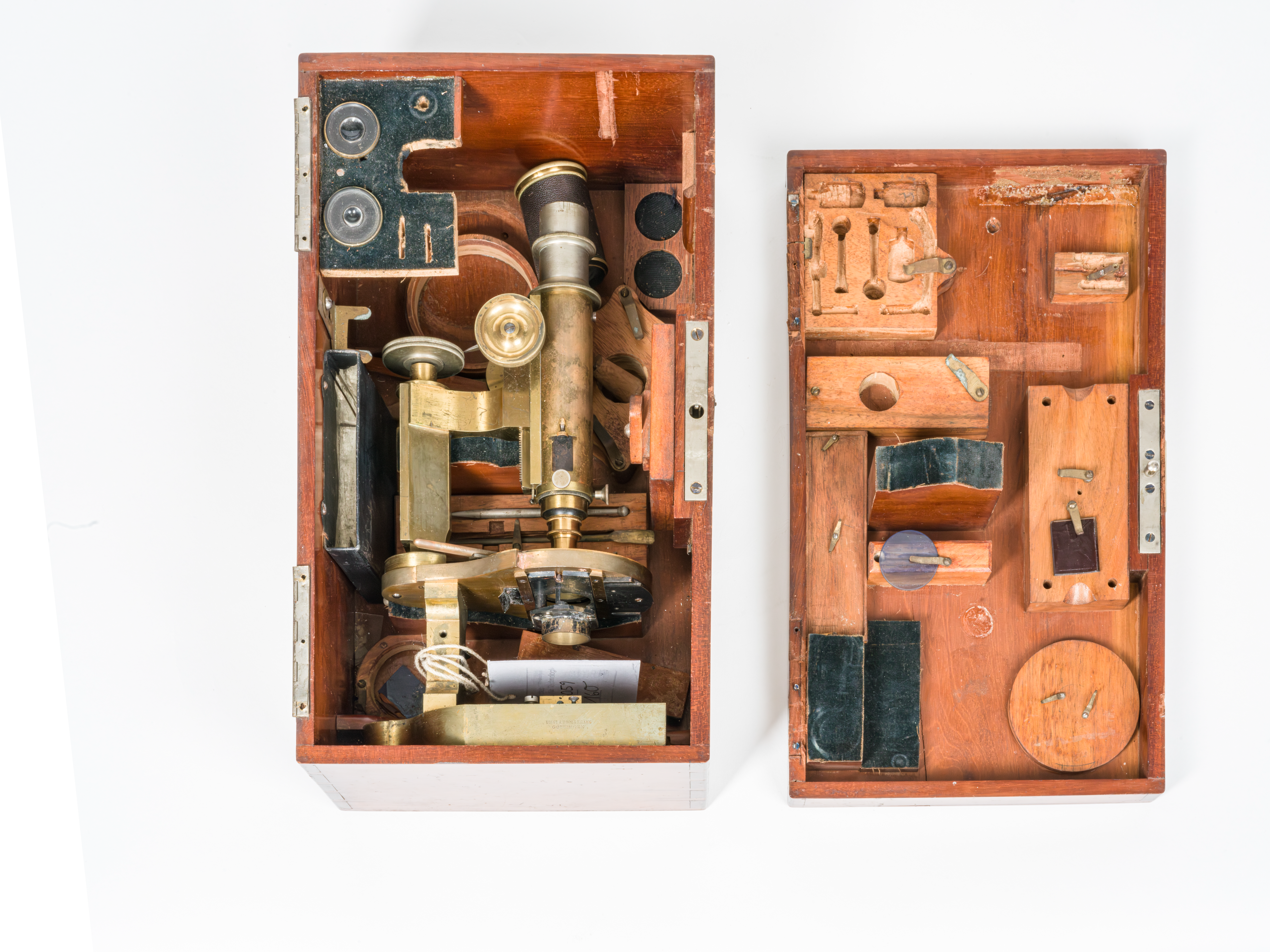 Otto Lehmann's polarizing microscope in its wooden box, approx. 1900. KIT Archives 27059/160. Photograph: Amadeus Bramsiepe und Jonas Zilius.