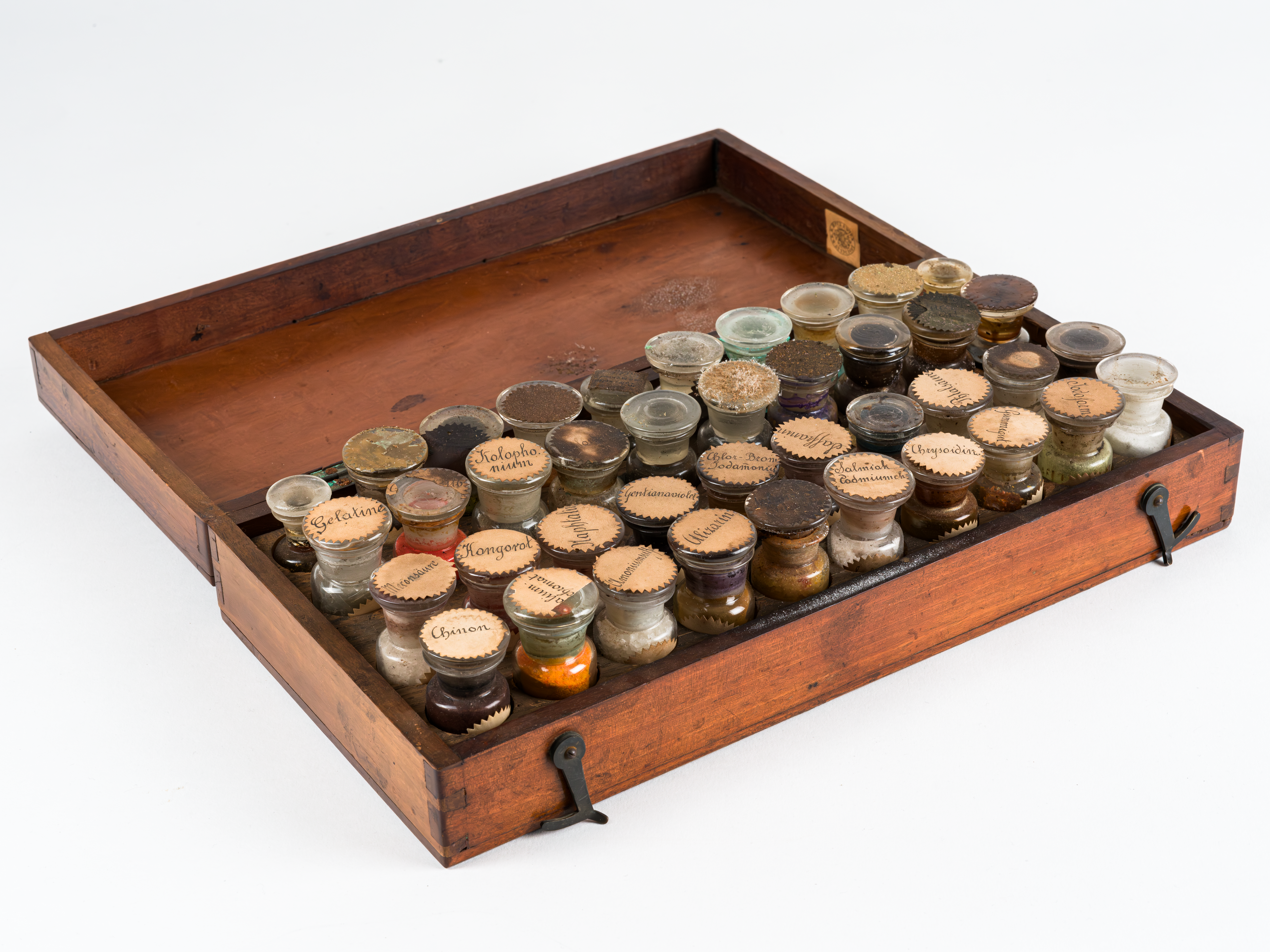 Wooden box from the estate of Otto Lehmann with substances for preparing specimens for microscopy, approx. 1900. KIT Archives 27059/21. Photograph: Amadeus Bramsiepe und Jonas Zilius.