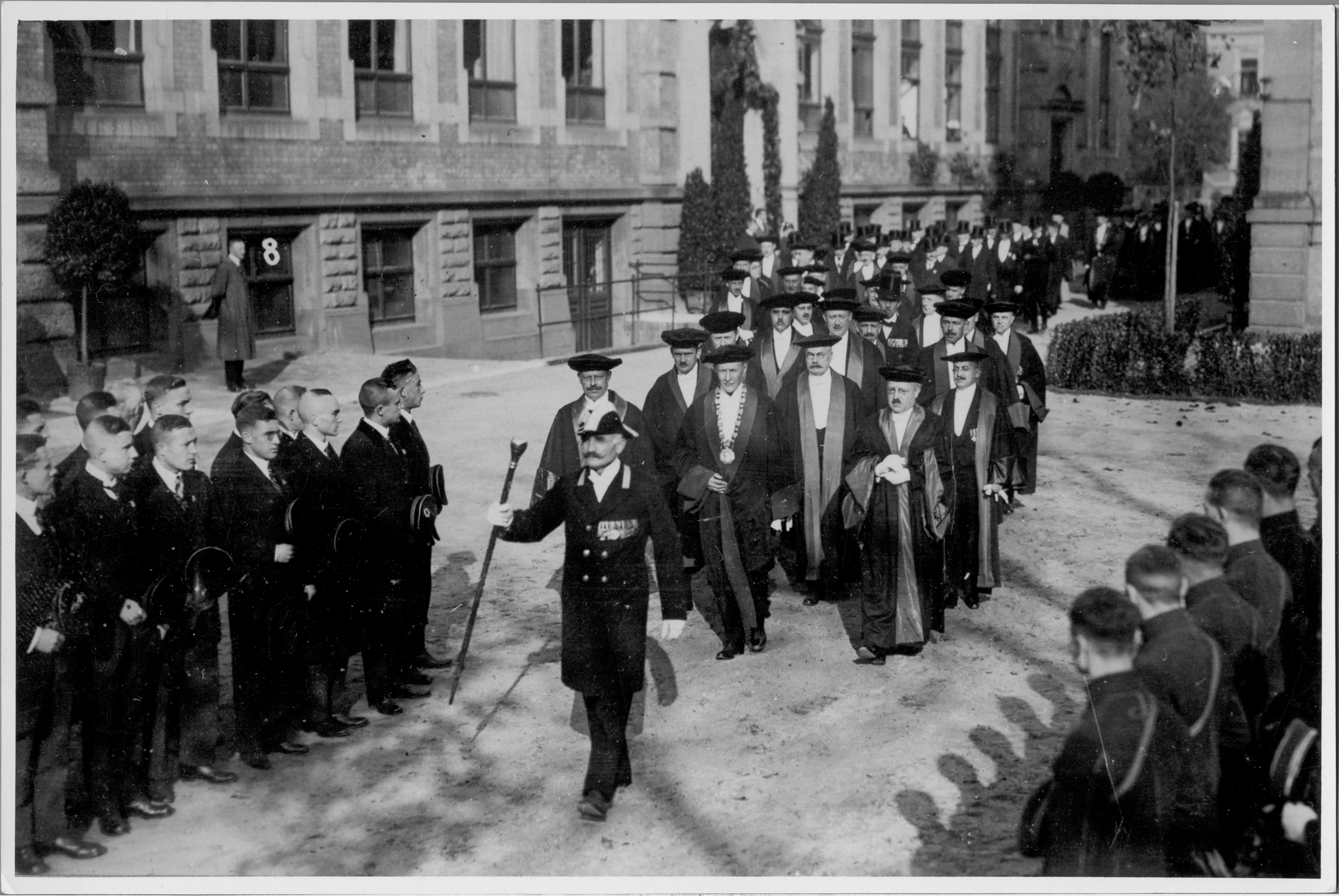 Franz Schnabel in the procession of professors at the 100th anniversary celebrations of Karlsruhe Polytechnic, on the left behind rector Theodor Rehbock (with chain of office), October 30, 1925, photographer unknown. KIT Archives 28010/I 1601.