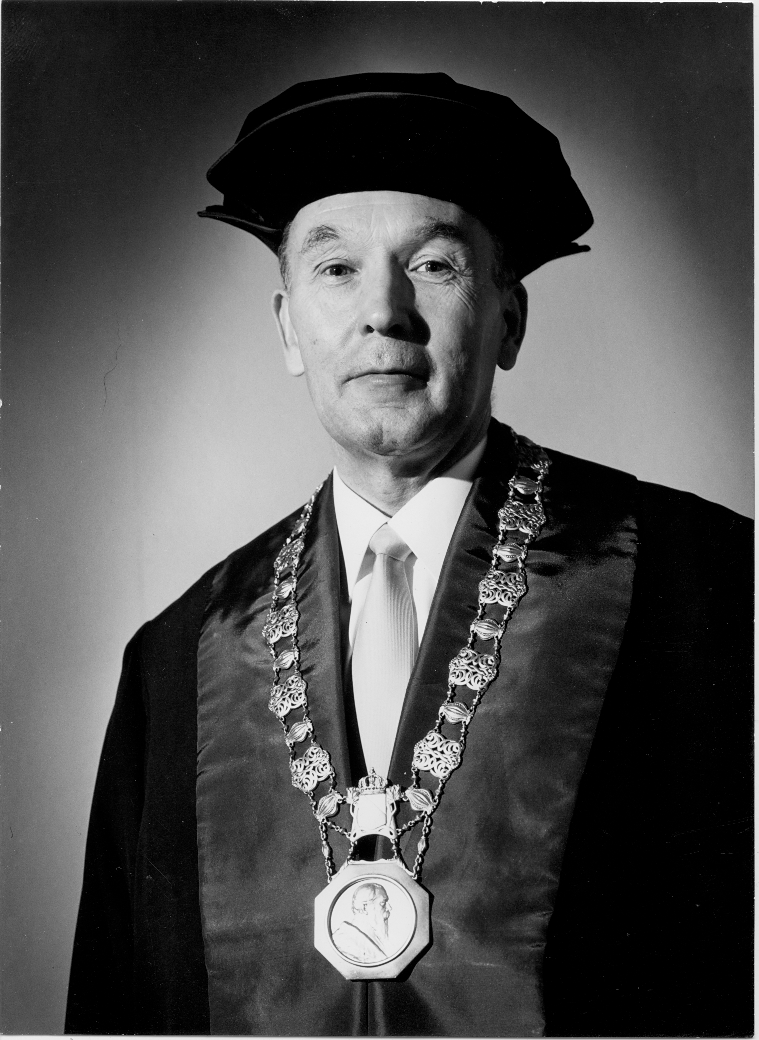 Professor Hans Rumpf (*1911, +1976) als Rektor der Universität Karlsruhe mit Amtskette, Talar und Barett, 1967. Fotografie unbekannter Urheberschaft. KIT-Archiv 28010/I 2759.