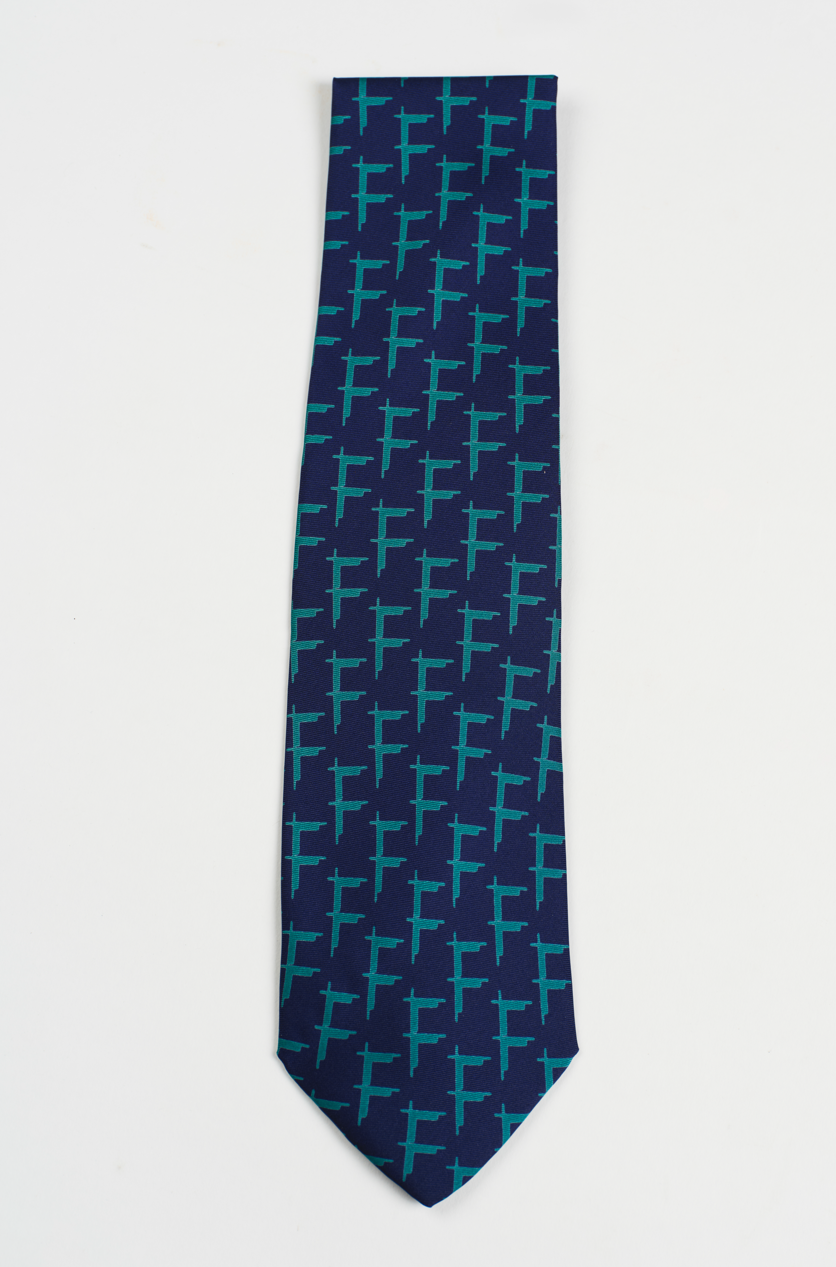 Tie with the logo of Karlsruhe Research Center, approx. 2000, ca. 143.0 x 10.0 cm, silk. KIT Archives 28507/5. Photograph: Amadeus Bramsiepe and Jonas Zilius.