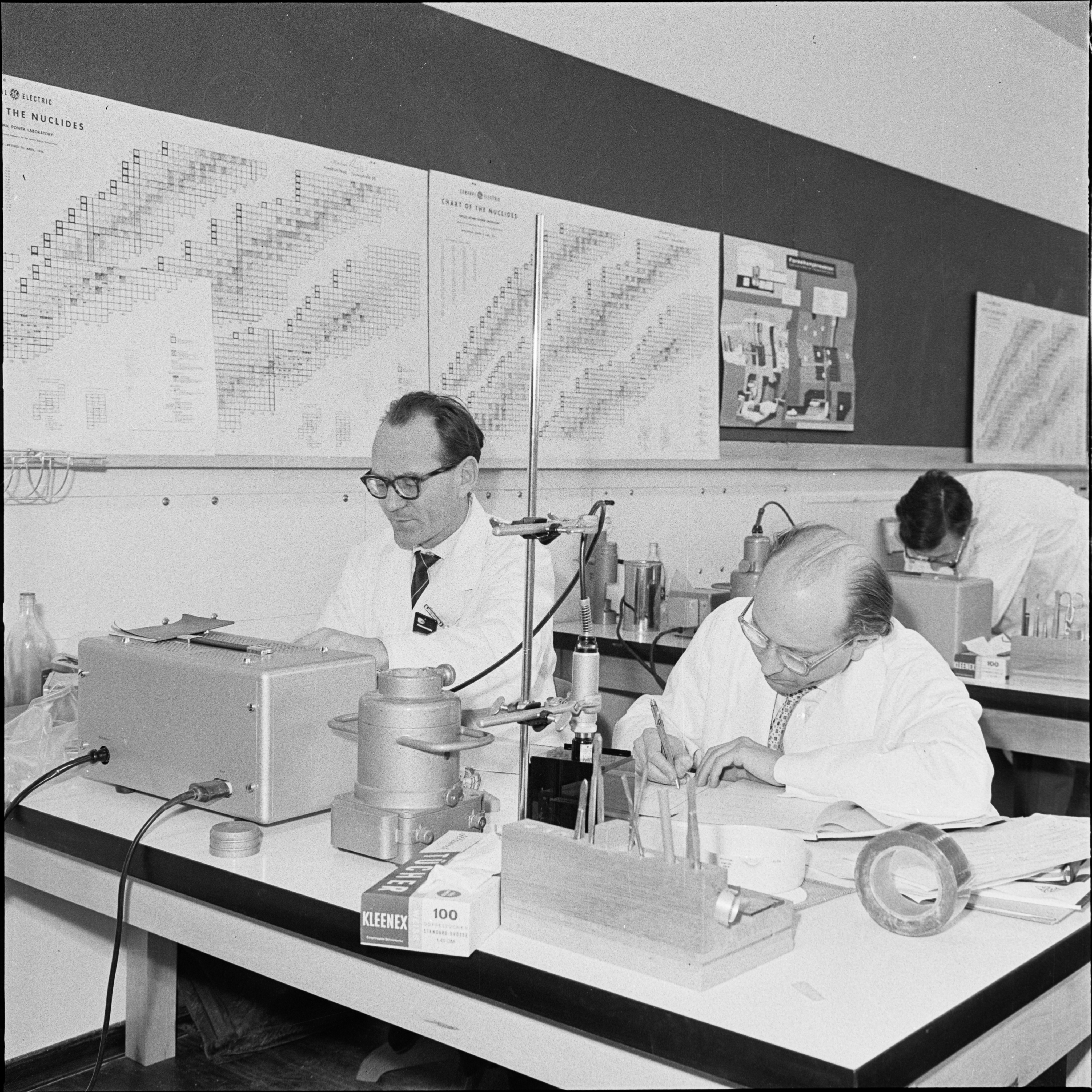 Cloth box in the isotope course at the Institute of Radiochemistry at the Karlsruhe Nuclear Research Center, 01-27-1959, photograph of unknown authorship. KIT Archives 28028/00467.