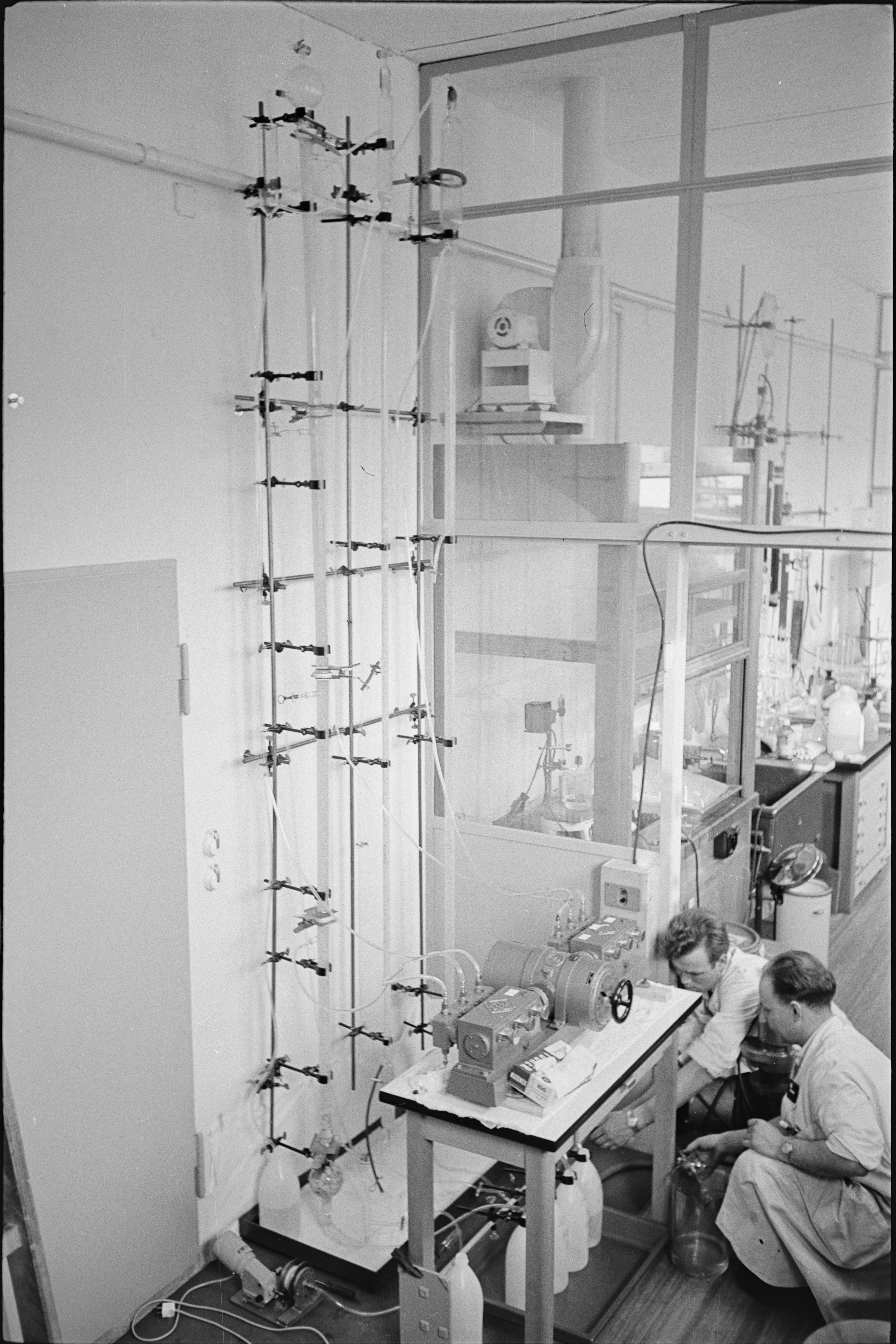 Tissue dispenser box in an experimental setup at the Institute for Hot Chemistry at Karlsruhe Nuclear Research Center, 1959, photographer unknown. KIT Archives 28028/00285.