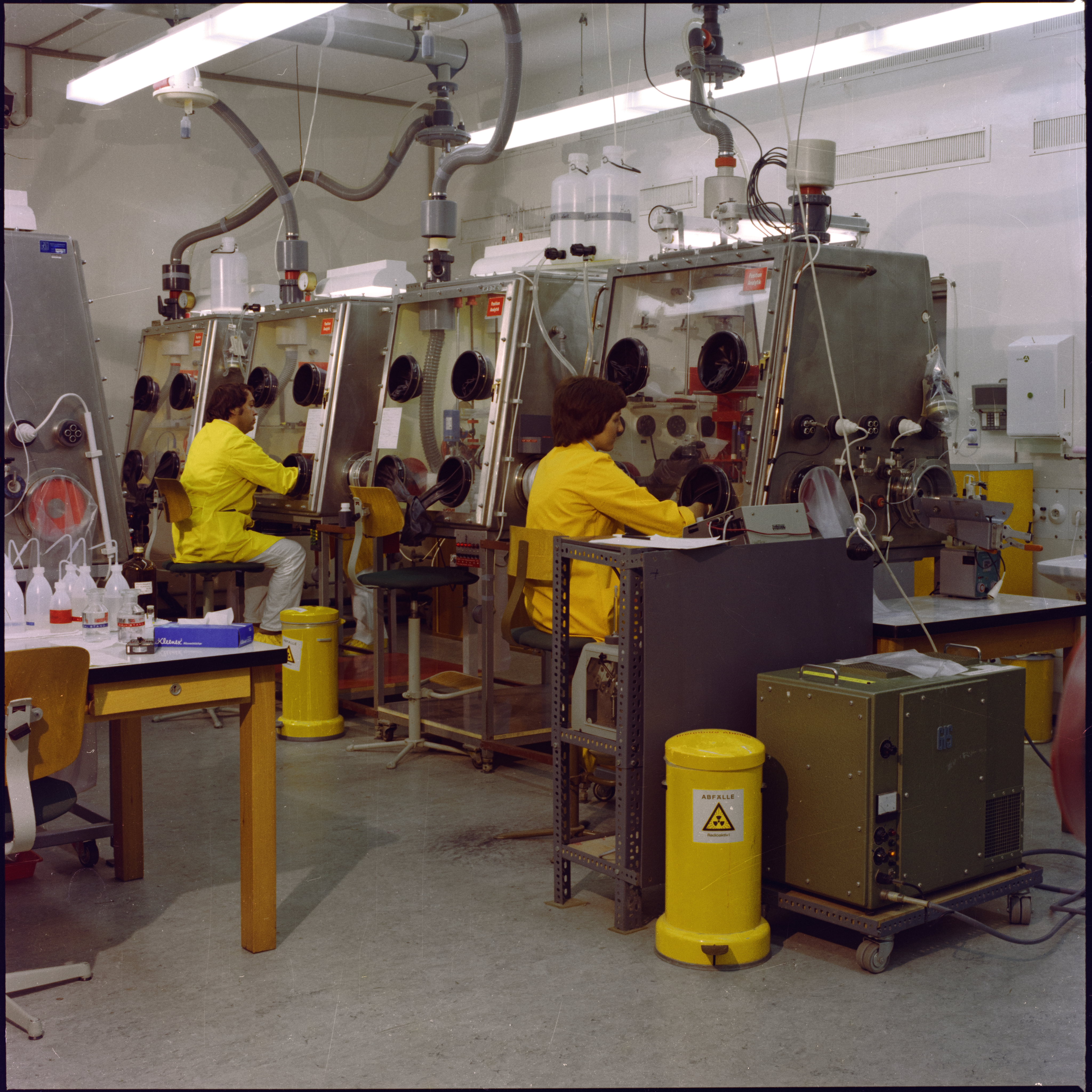 Tissue dispenser box in a laboratory facility with glove boxes at the Institute for Hot Chemistry at Karlsruhe Nuclear Research Center, 1976, photographer unknown. KIT Archives 28028/04345.