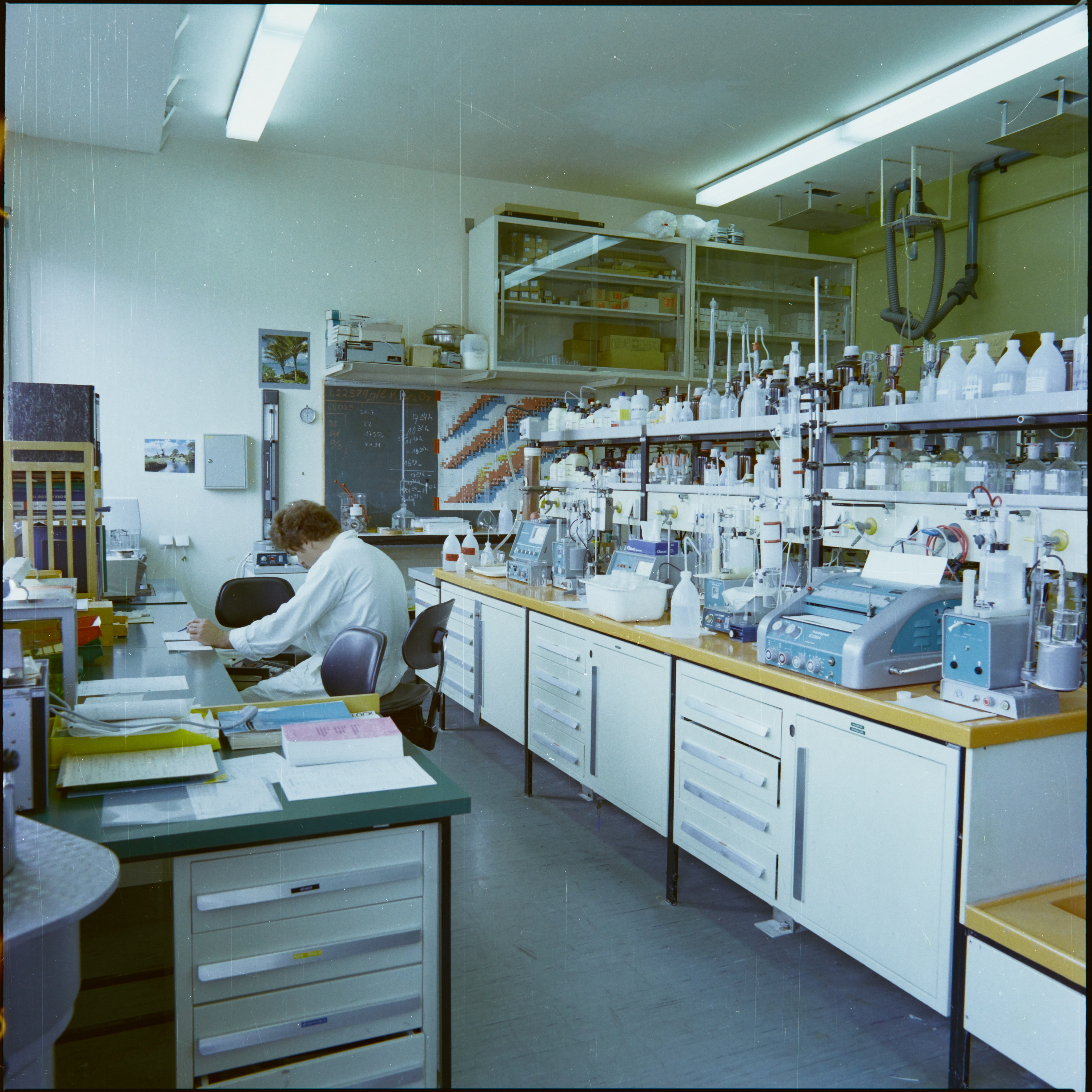 Tissue dispenser box in the laboratory of the Karlsruhe Reprocessing Plant, 1978, photographer unknown. KIT Archives 28028/06059.