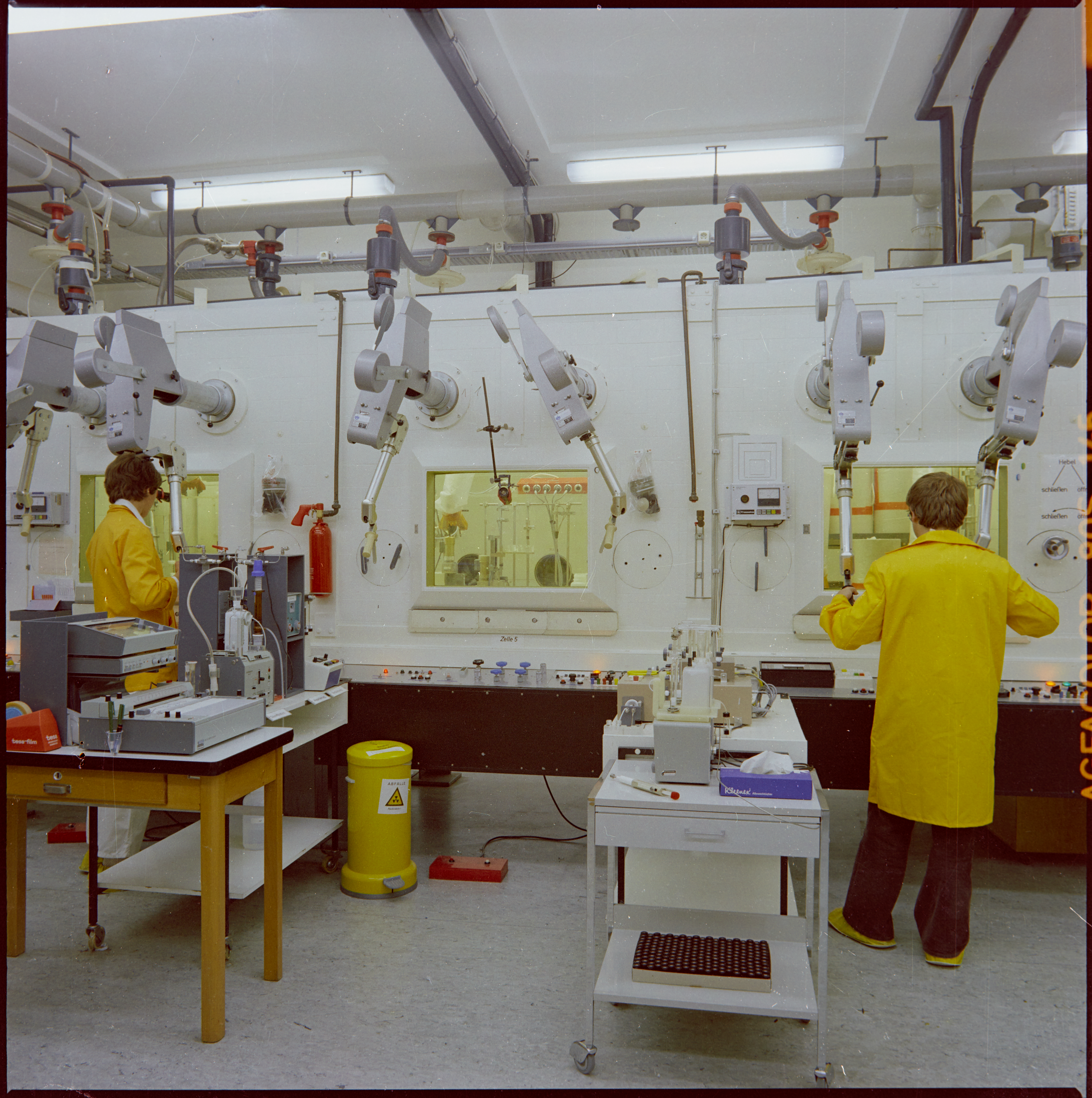 Tissue dispenser box in front of hot cells of the Institute for Hot Chemistry of Karlsruhe Nuclear Research Center, 1979, photographer unknown. KIT Archives 28028/06369.