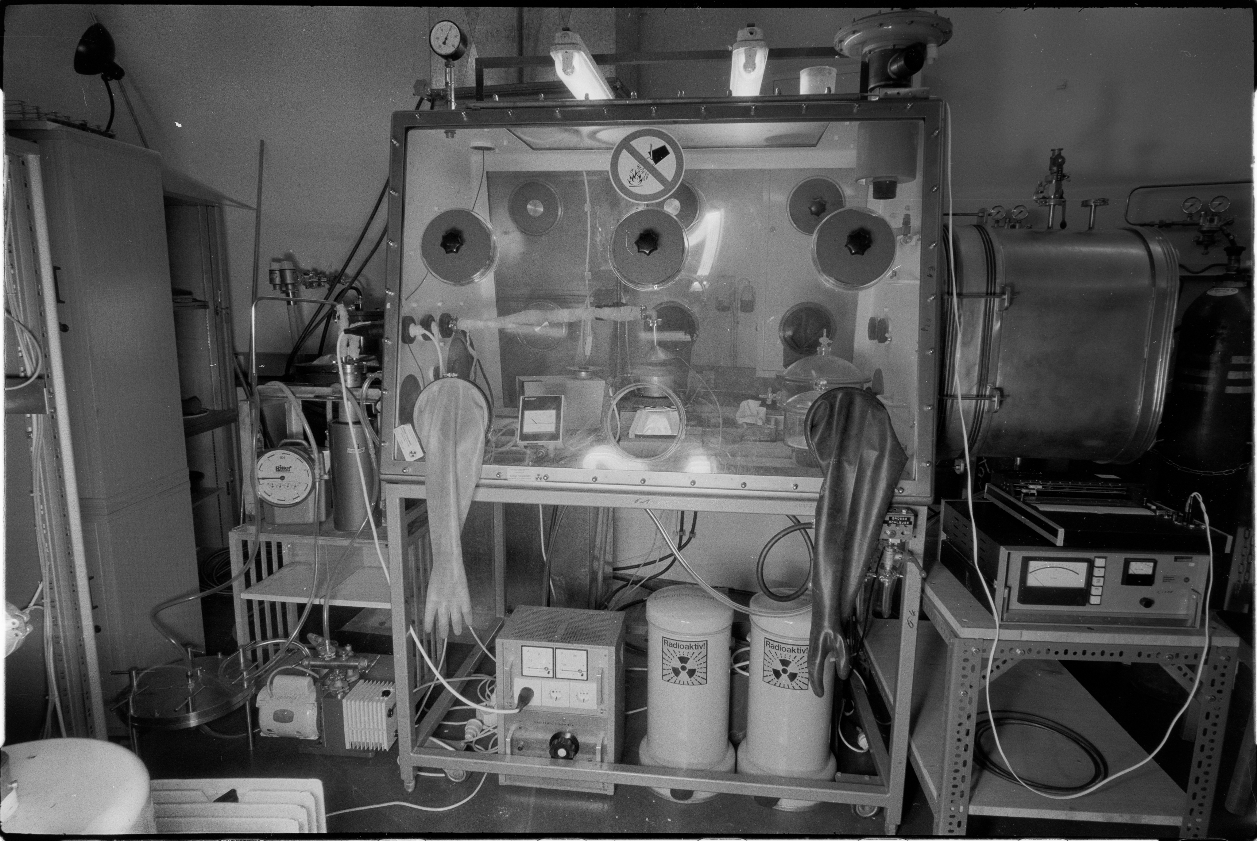 Cloth box in a glove box in the Laboratory for Aerosol Physics and Filter Technology at the Karlsruhe Nuclear Research Center, 1980, photograph of unknown authorship. KIT Archives 28028/6565.