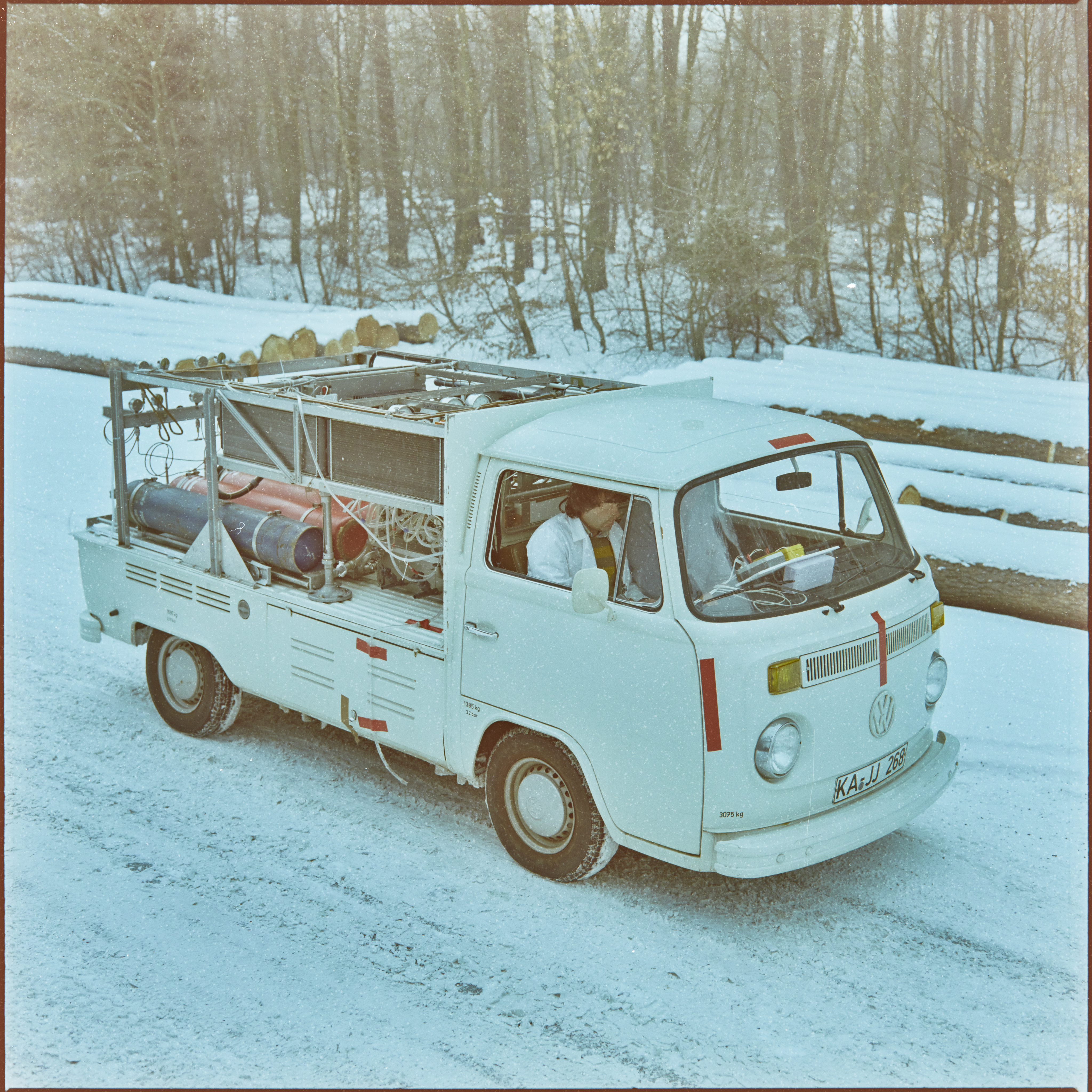 Das Wasserstoffversuchsfahrzeug auf dem Gelände des Kernforschungszentrums Karlsruhe, Februar 1986, Fotografie unbekannter Urheberschaft. KIT-Archiv 28028/08140.
