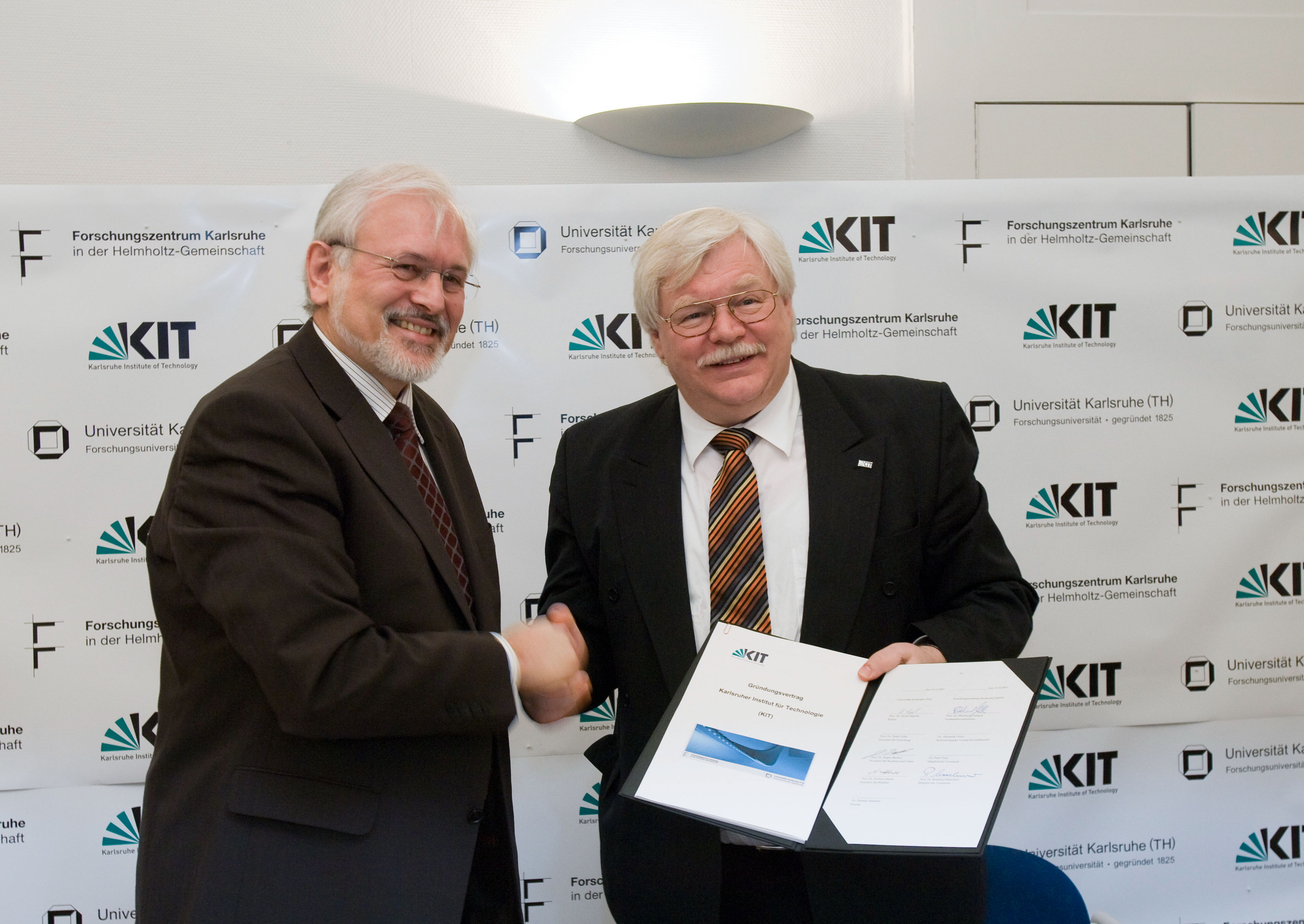 Signing of the contract on the founding of KIT, left: Prof. Eberhard Umbach as Chairman of the Executive Board of Karlsruhe Research Center, right: Prof. Horst Hippler as Rector of Karlsruhe University, December 13, 2007, photographer unknown. KIT Archives 28010/I 7104.