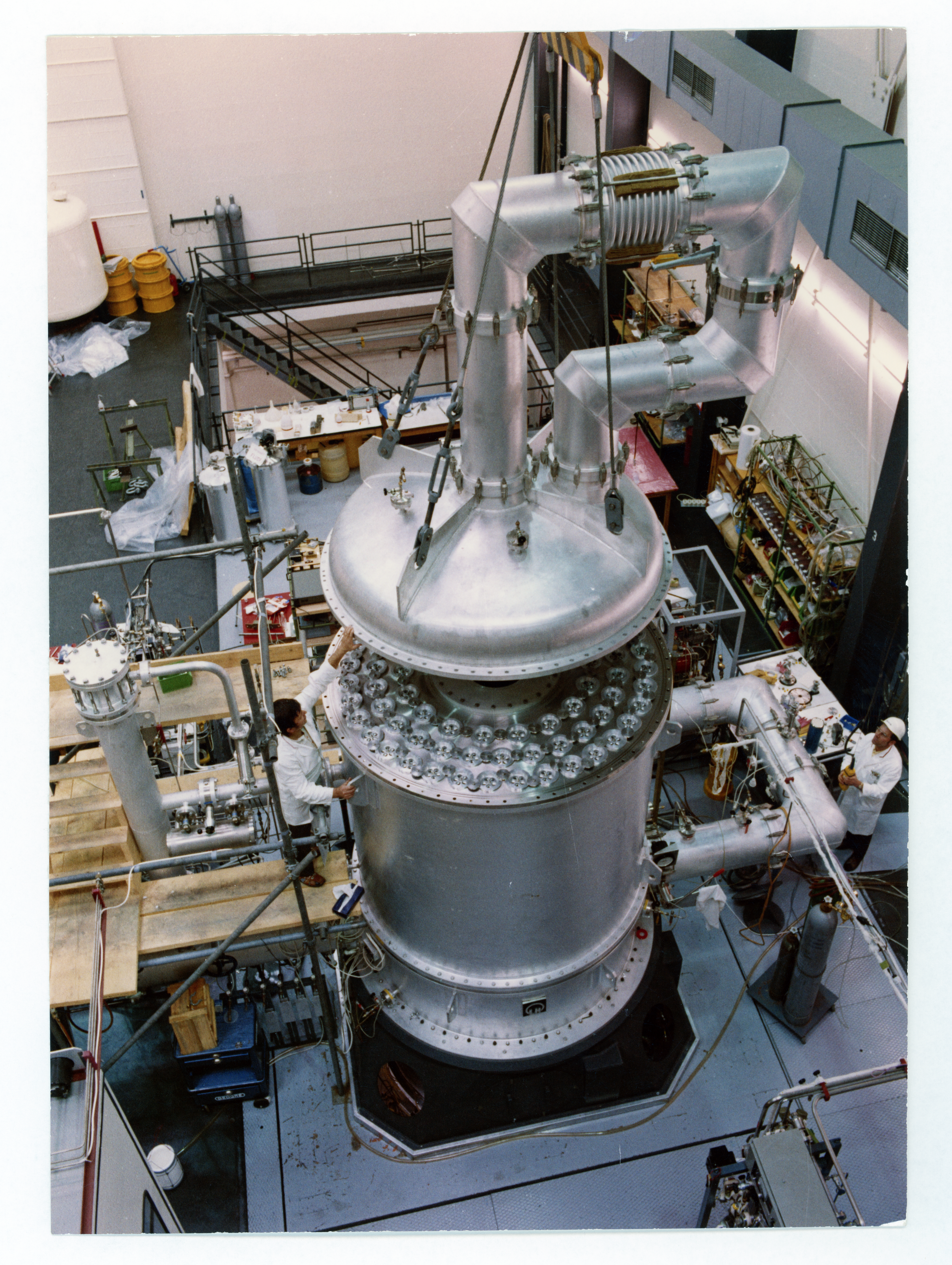 Assembly of the Large Prototype Separating Nozzle Stage, here: Positioning the cover after inserting the support tubes, 1972, photographer unknown. KIT Archives 28028/19478.