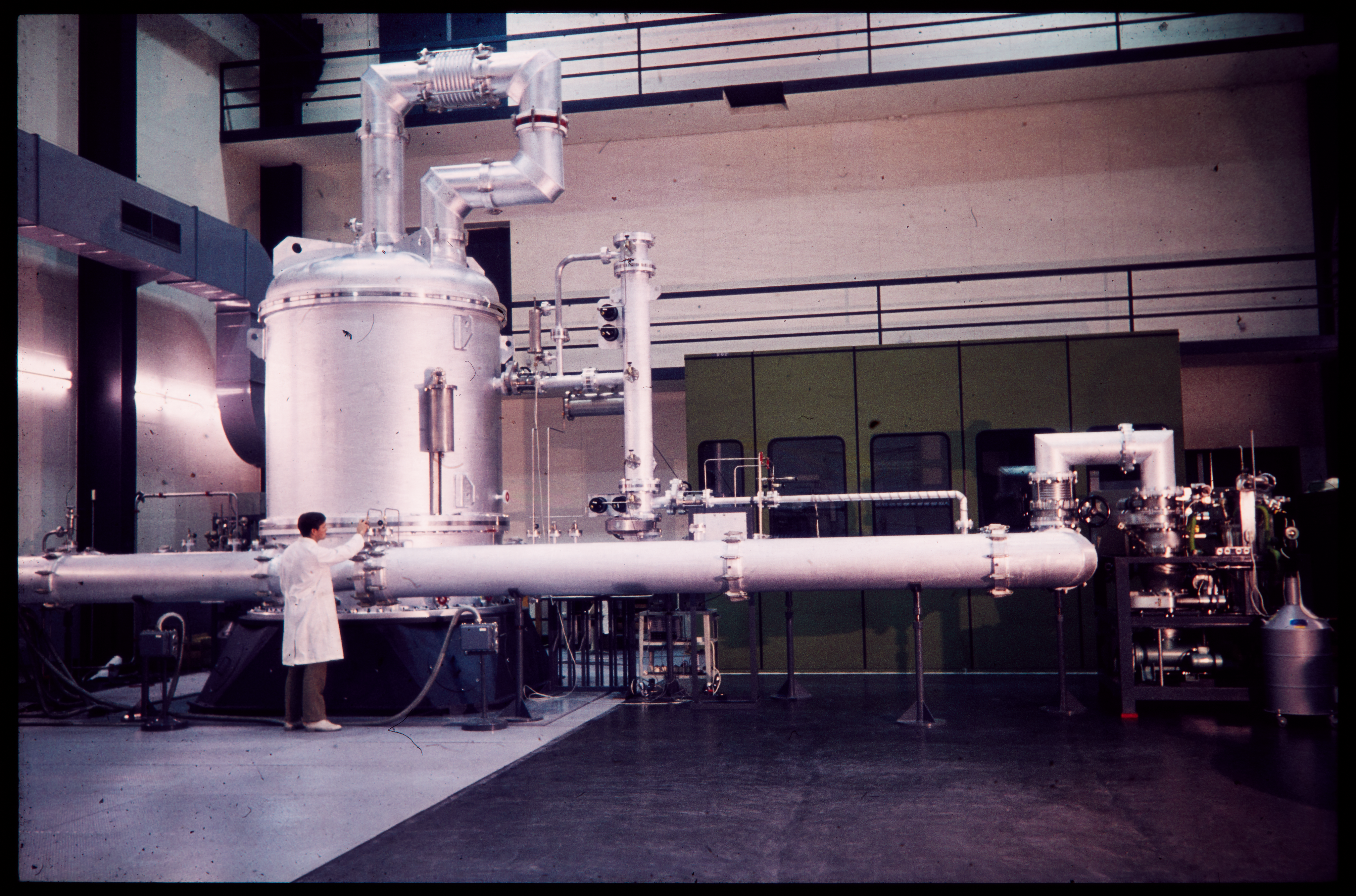 Side view of the Large Prototype Separating Nozzle Stage, approx. 1970, photographer unknown. KIT Archives 28028/19375.